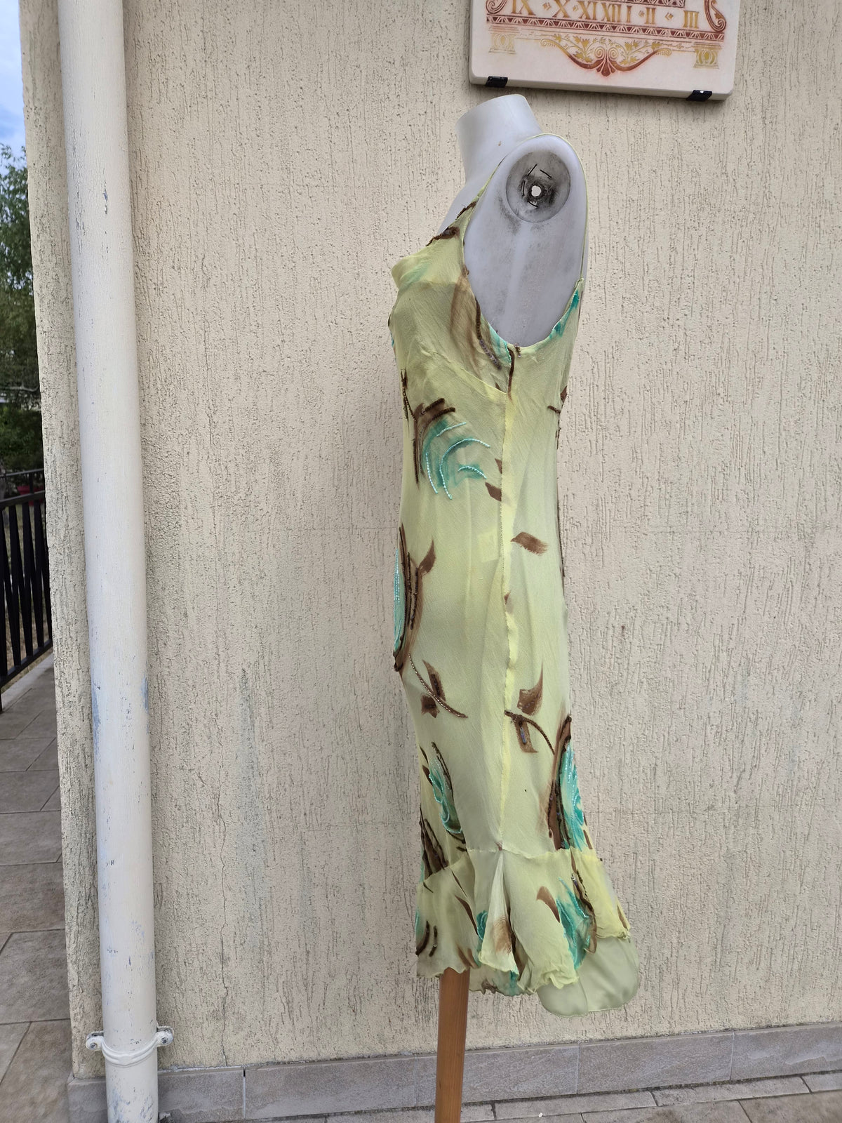 Robe verte en soie florale brodée