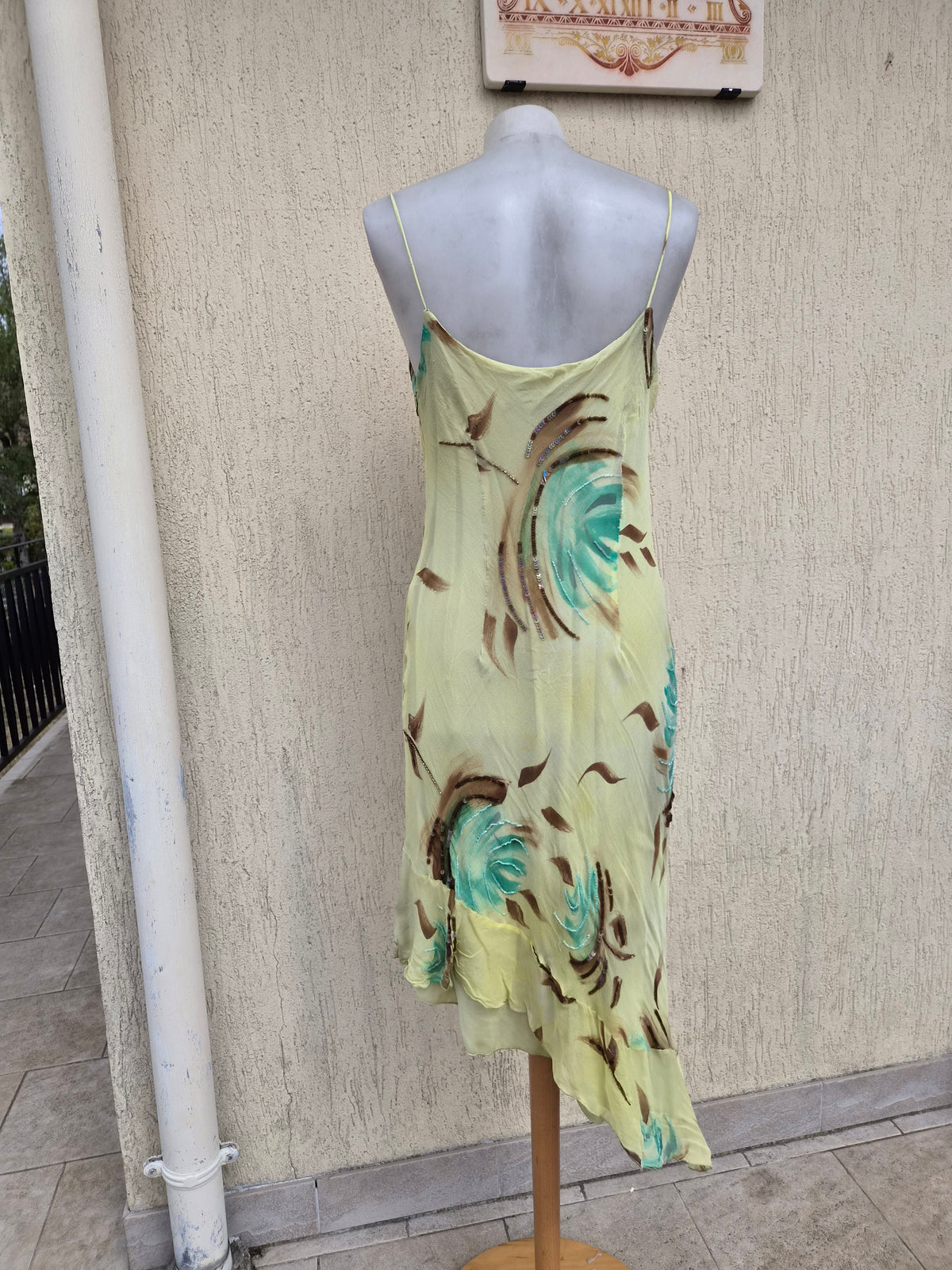Robe verte en soie florale brodée