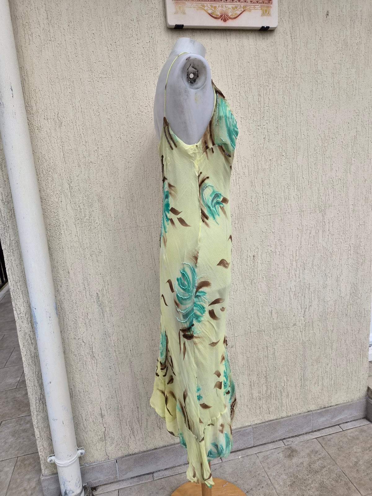 Robe verte en soie florale brodée