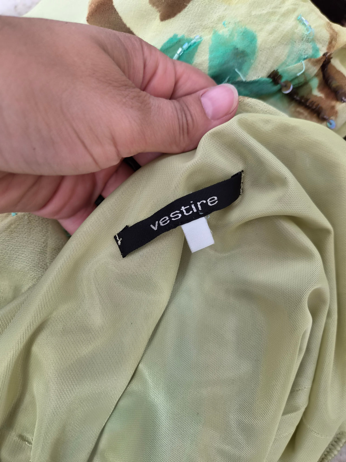 Robe verte en soie florale brodée