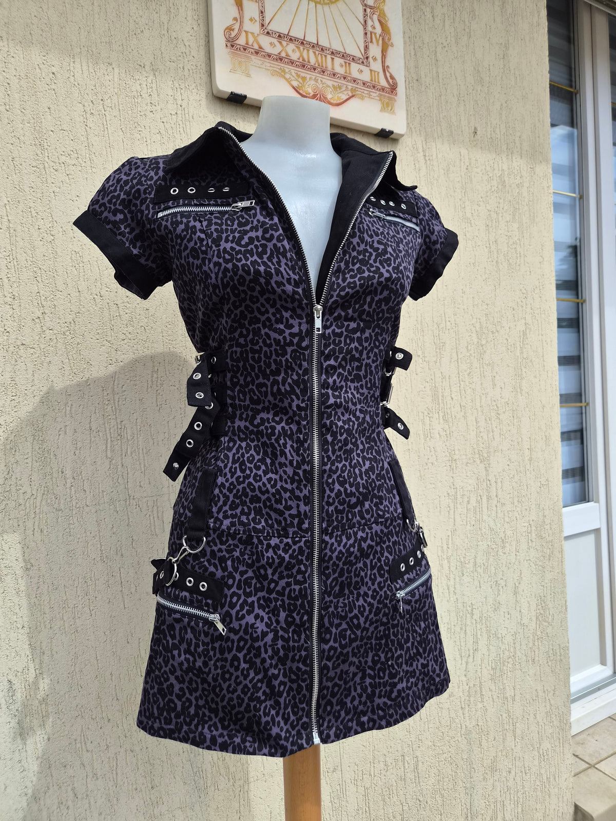 Robe léopard détails sangles