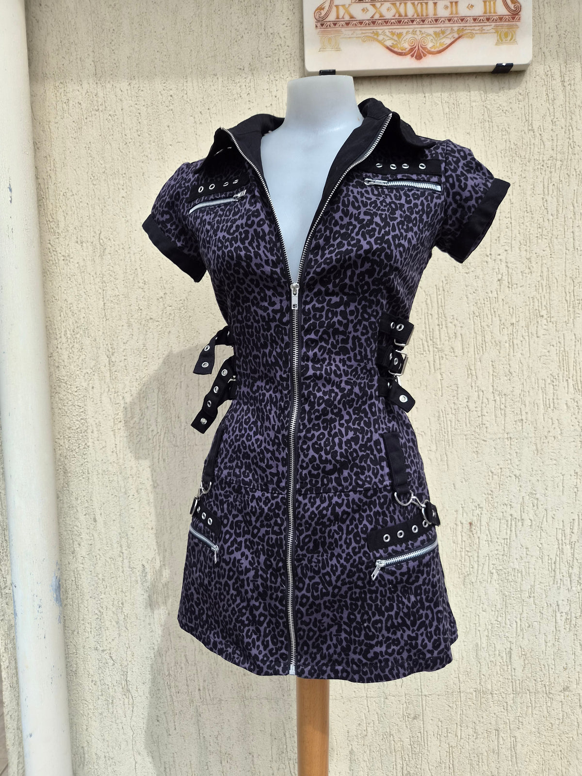 Robe léopard détails sangles