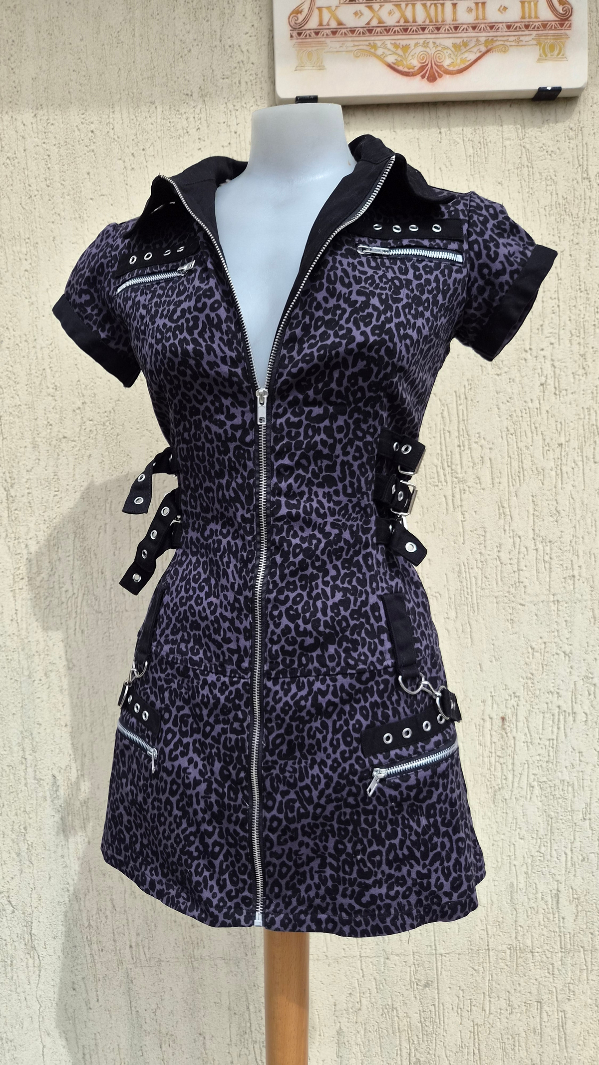 Robe léopard détails sangles
