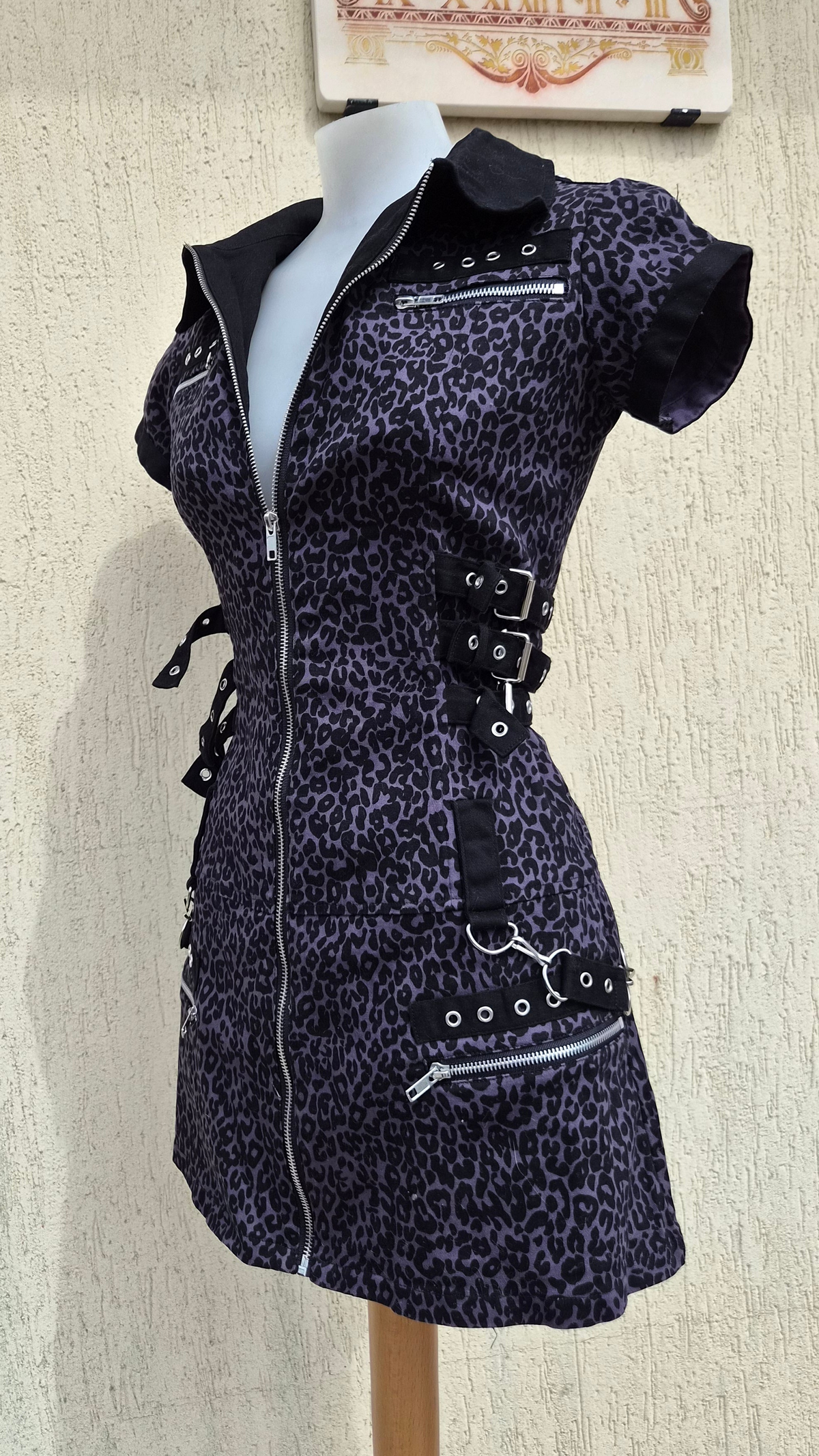 Robe léopard détails sangles