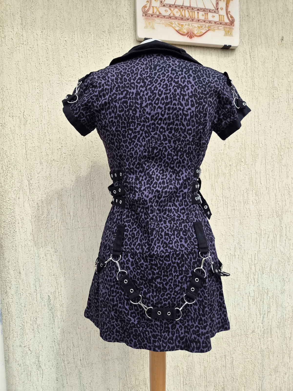 Robe léopard détails sangles