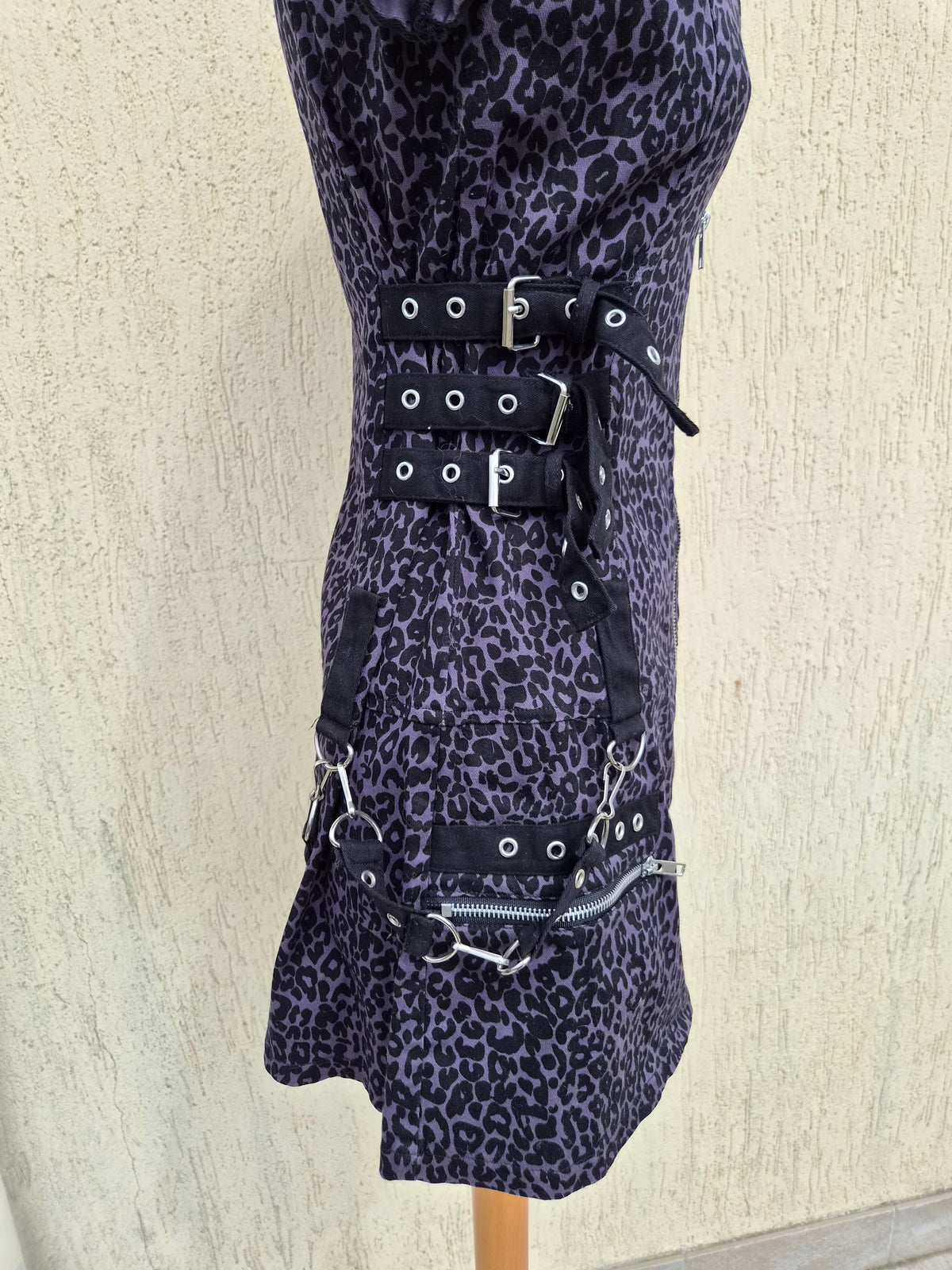 Robe léopard détails sangles