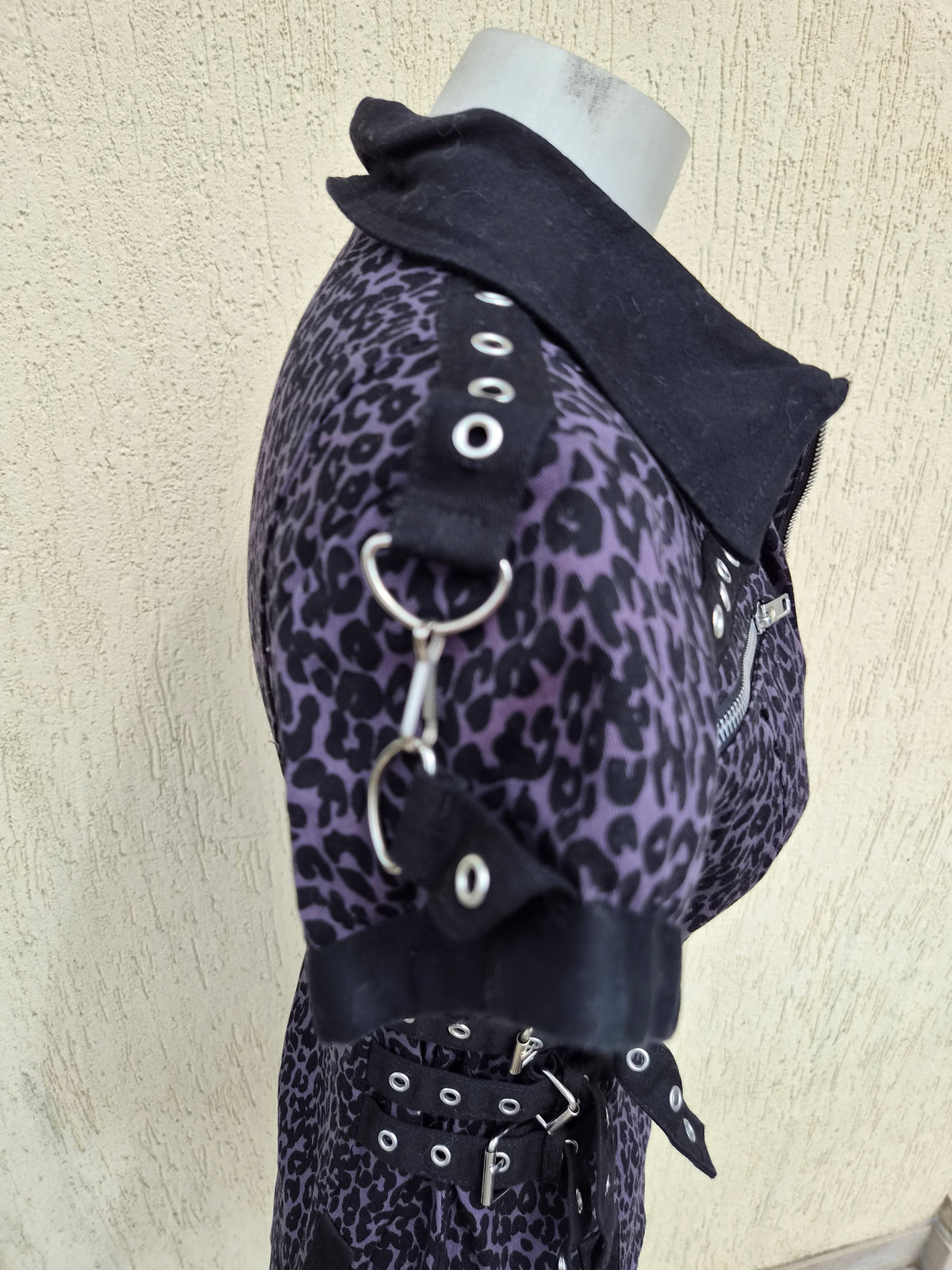 Robe léopard détails sangles