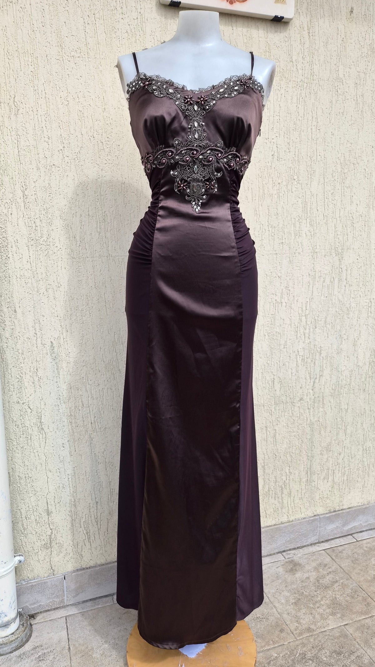 Robe marron satin et broderies