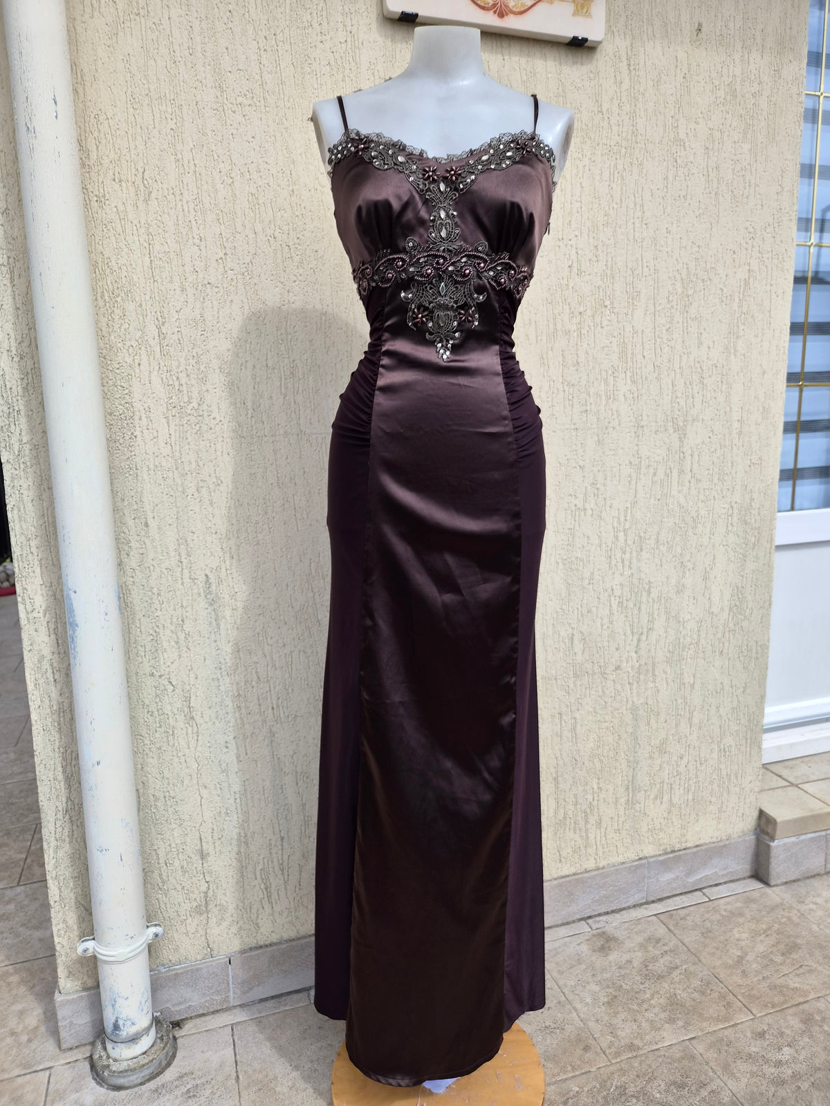 Robe marron satin et broderies