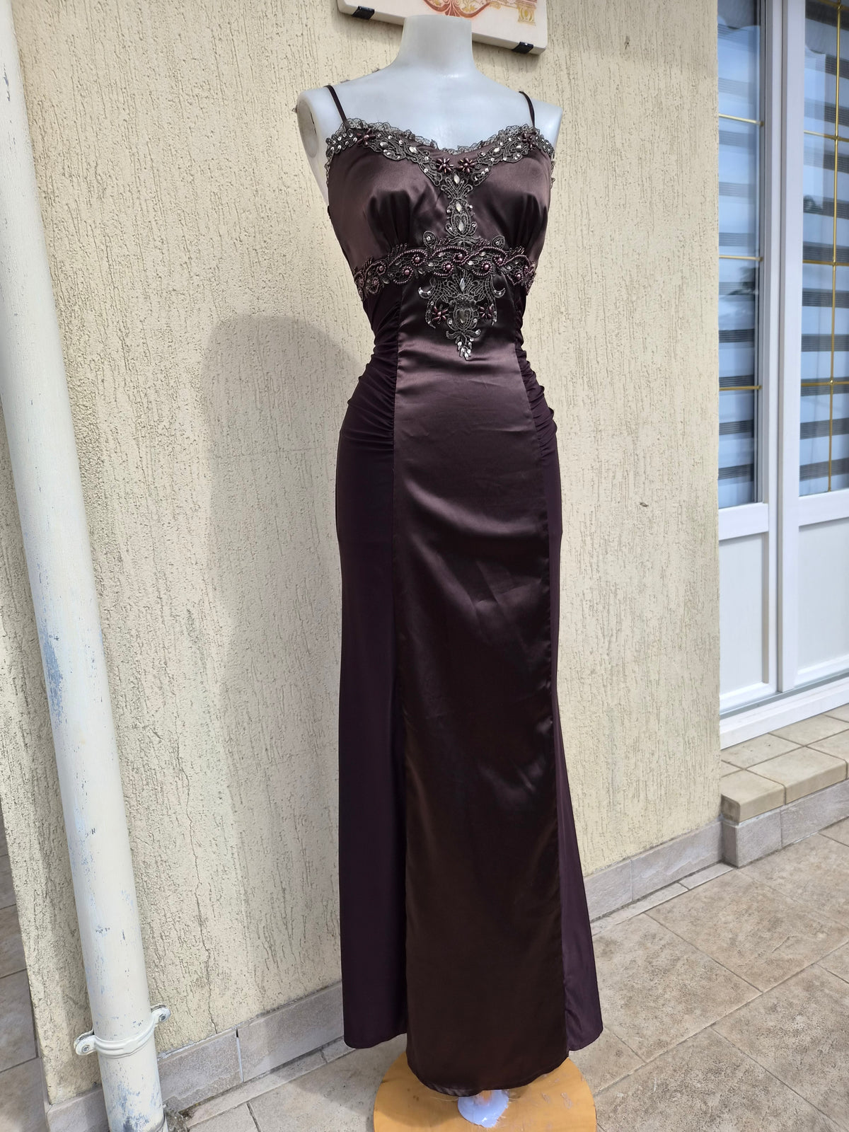 Robe marron satin et broderies