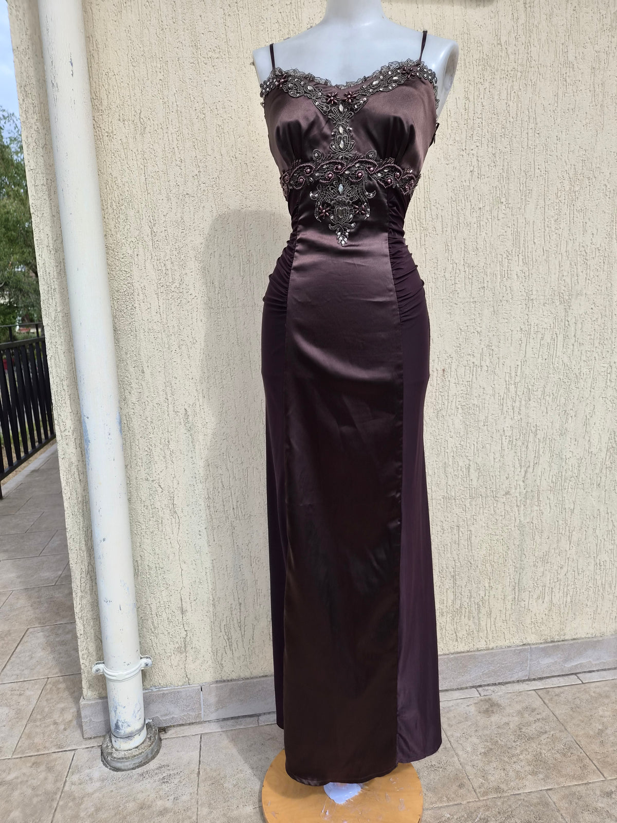 Robe marron satin et broderies