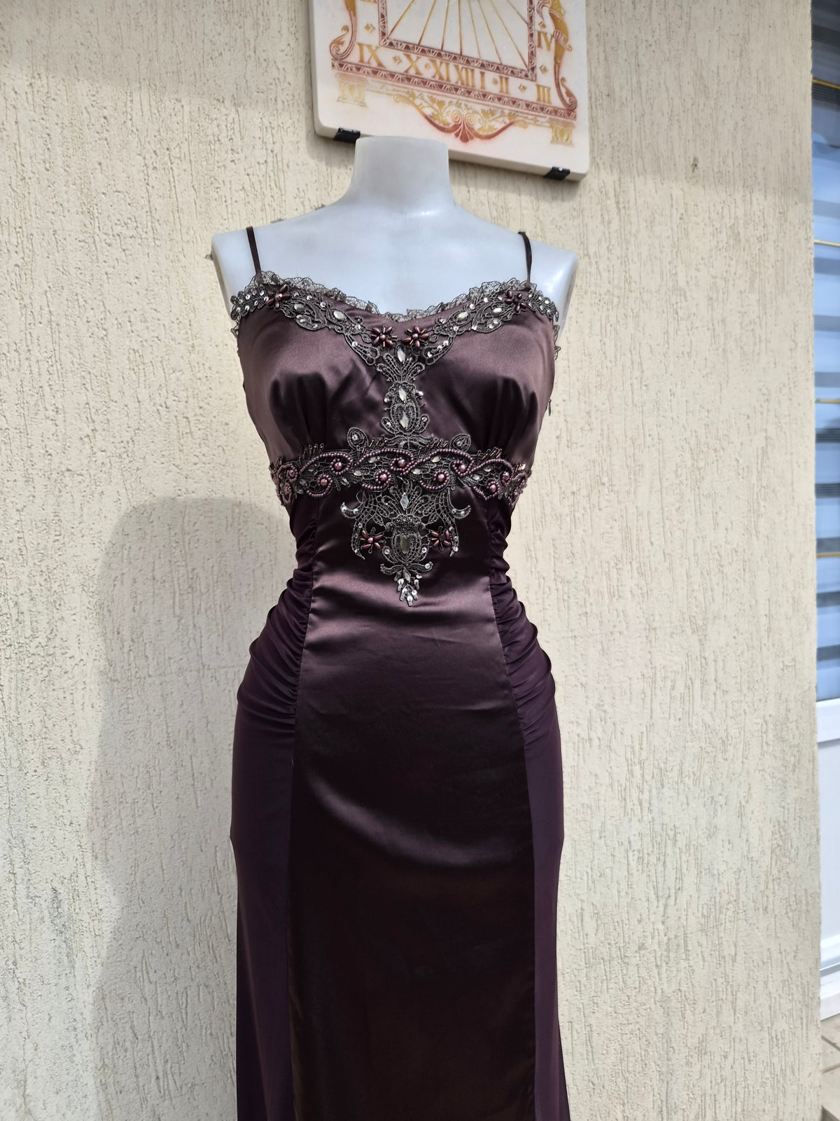 Robe marron satin et broderies