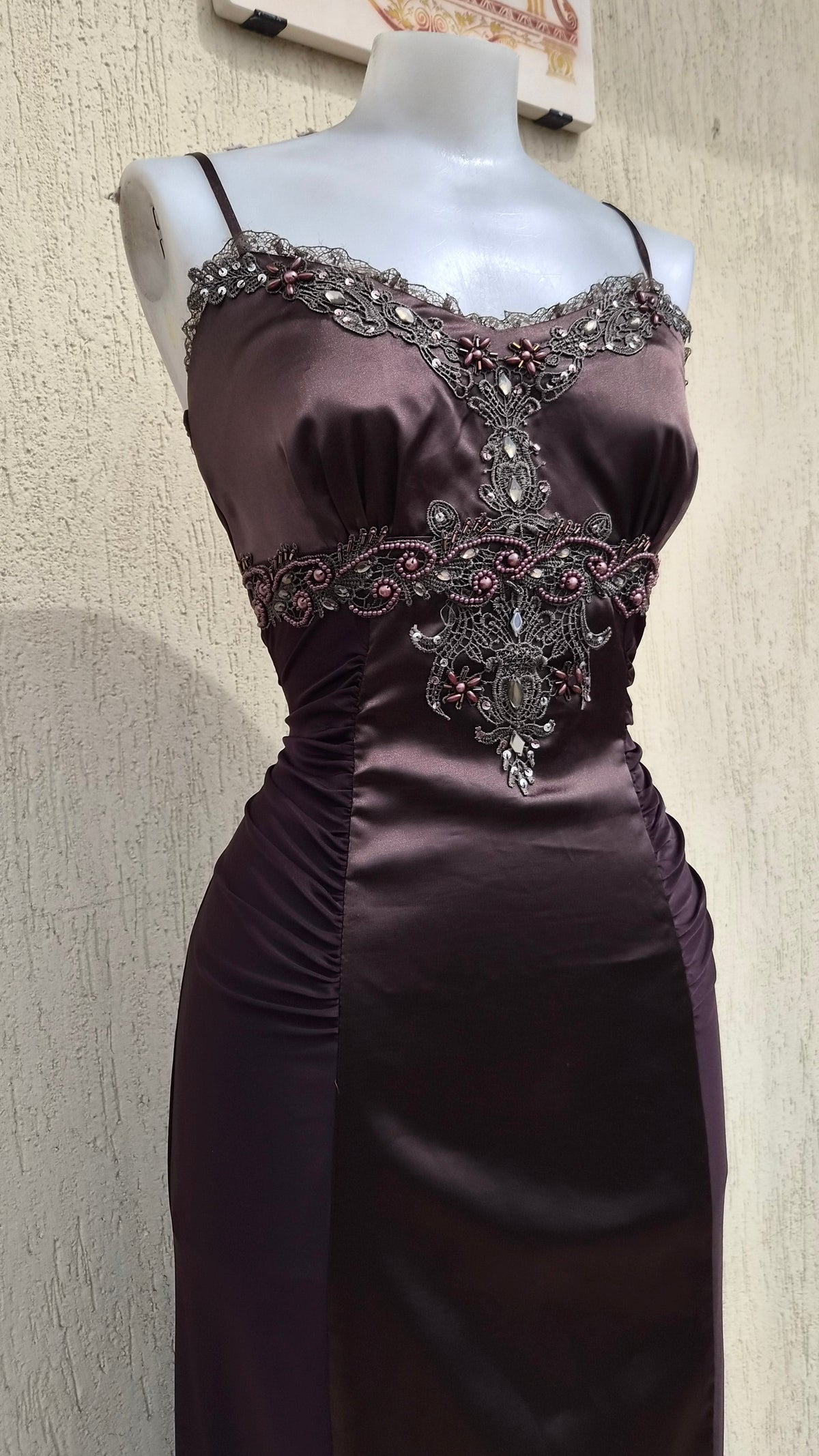 Robe marron satin et broderies