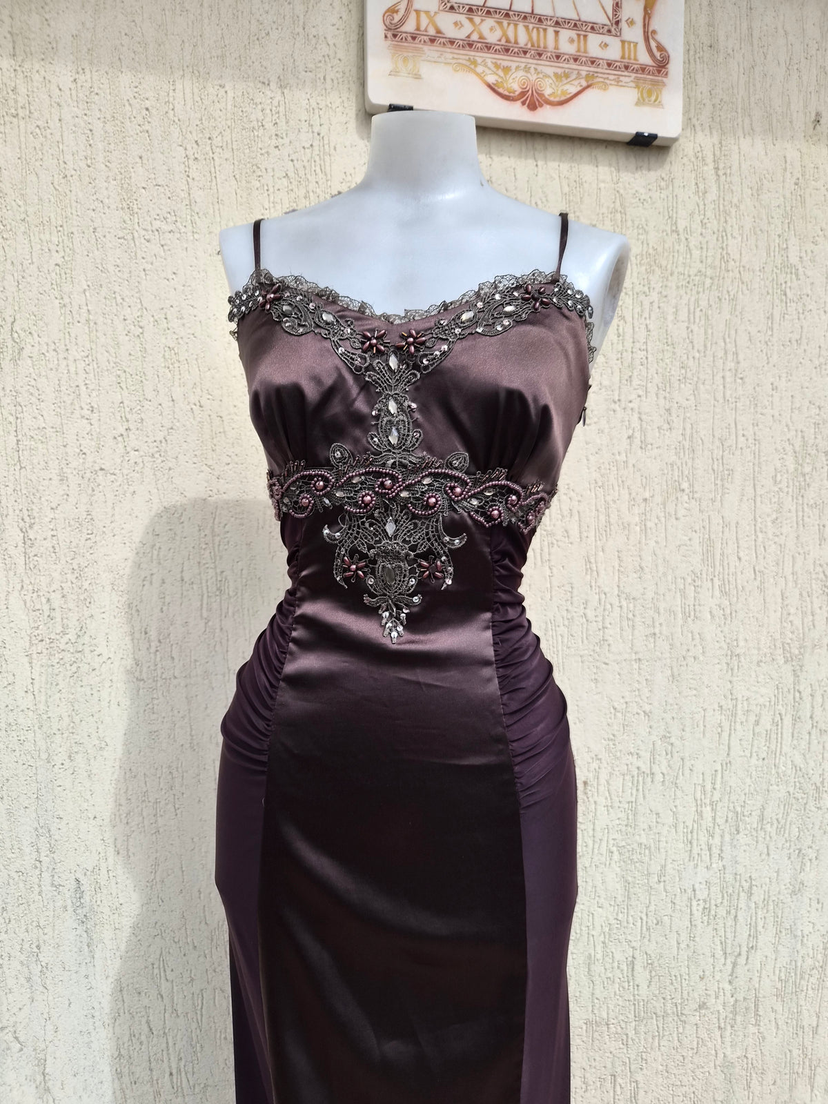 Robe marron satin et broderies