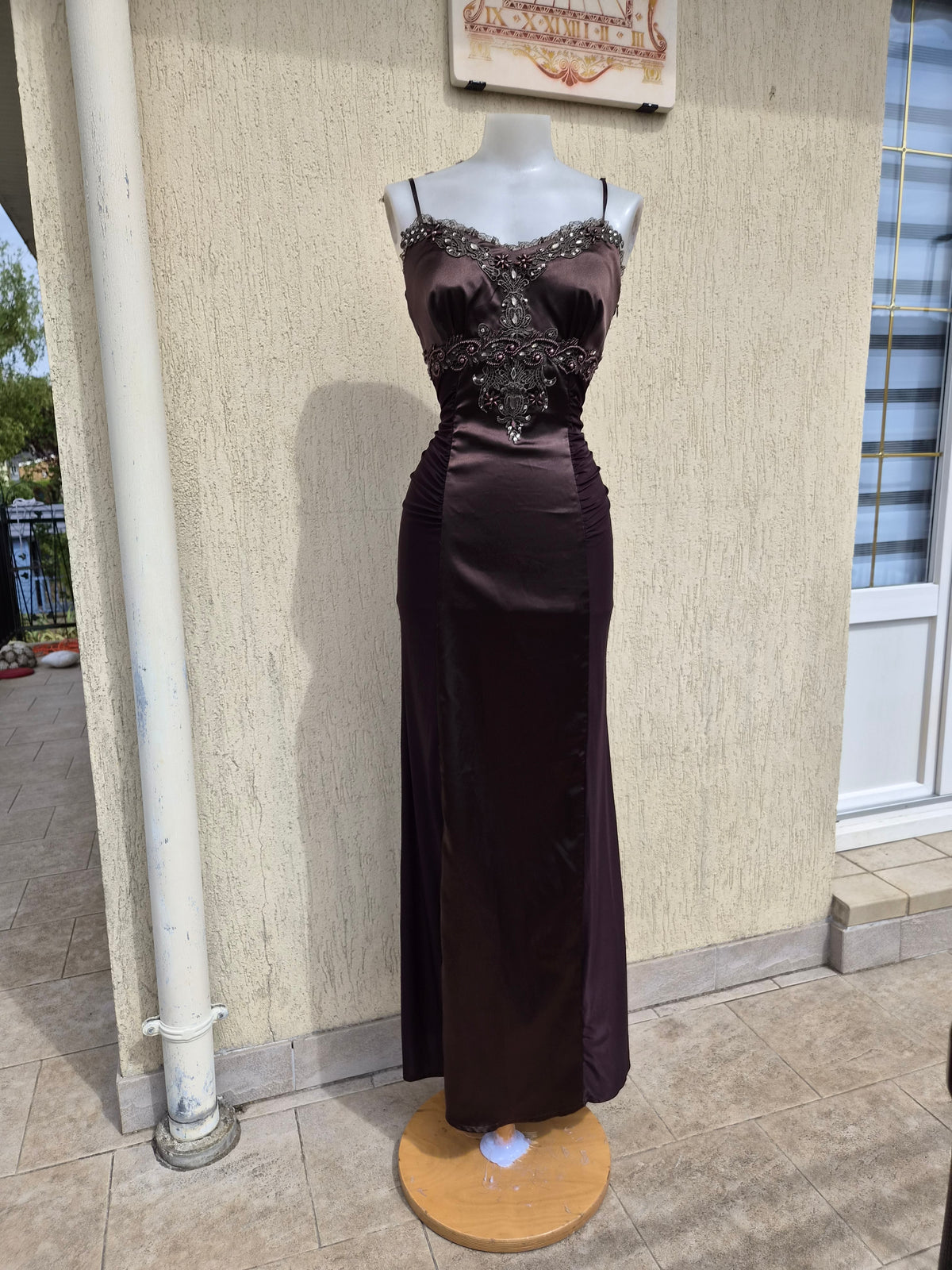Robe marron satin et broderies