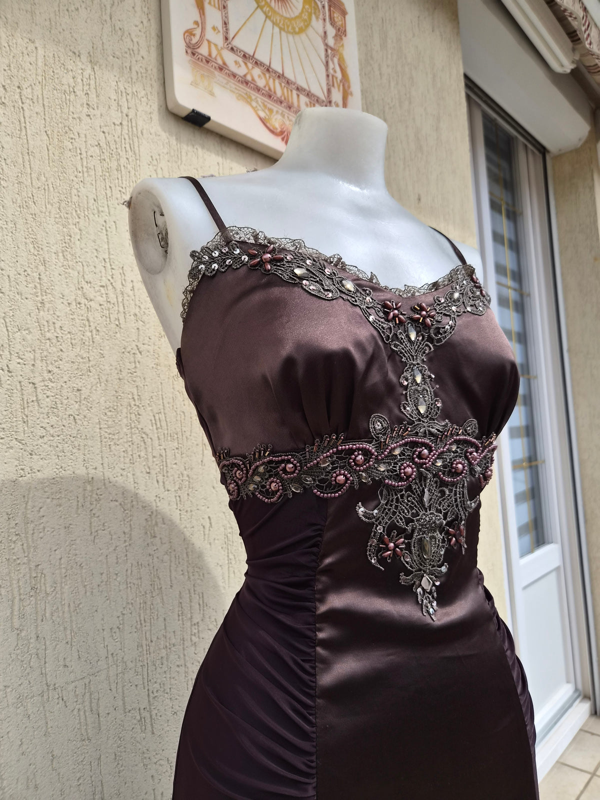Robe marron satin et broderies