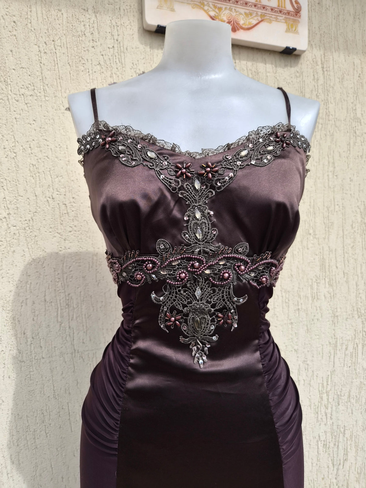Robe marron satin et broderies