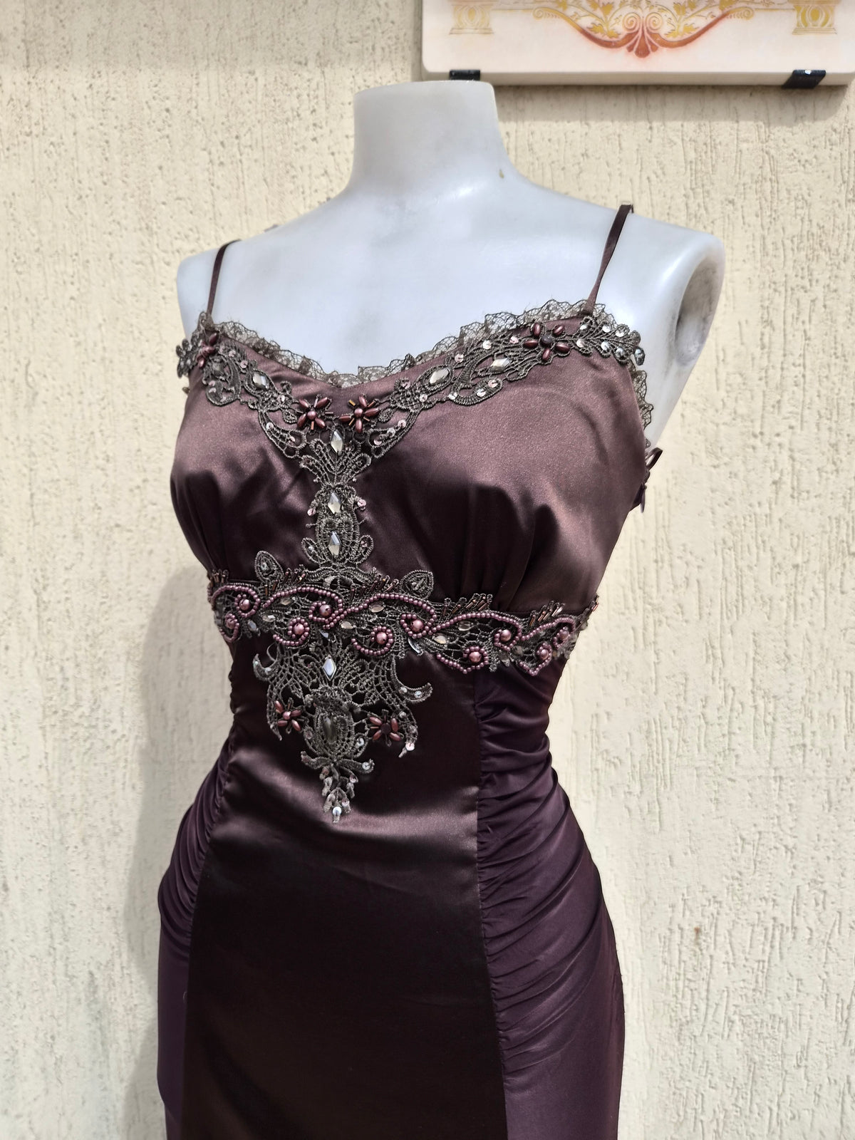 Robe marron satin et broderies