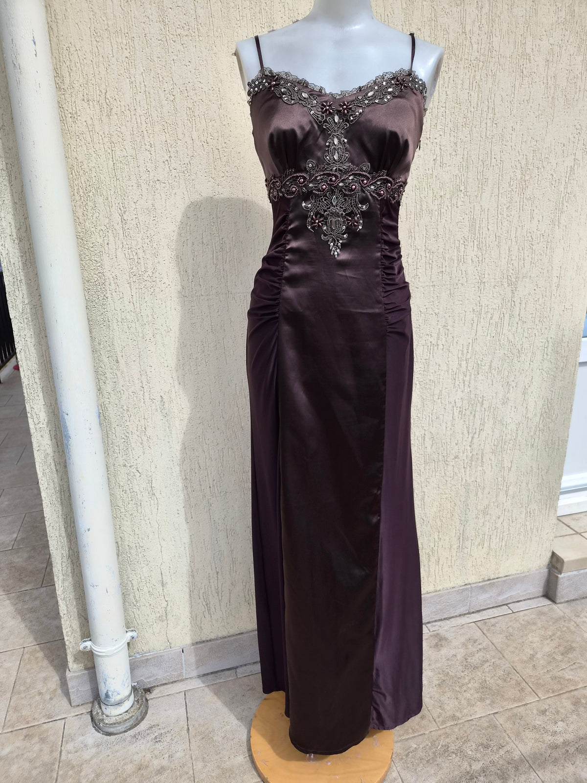 Robe marron satin et broderies