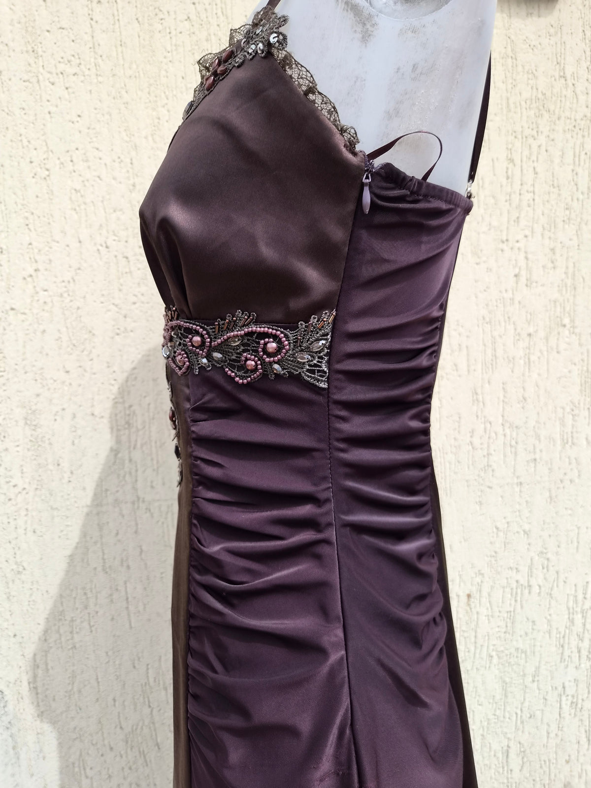 Robe marron satin et broderies