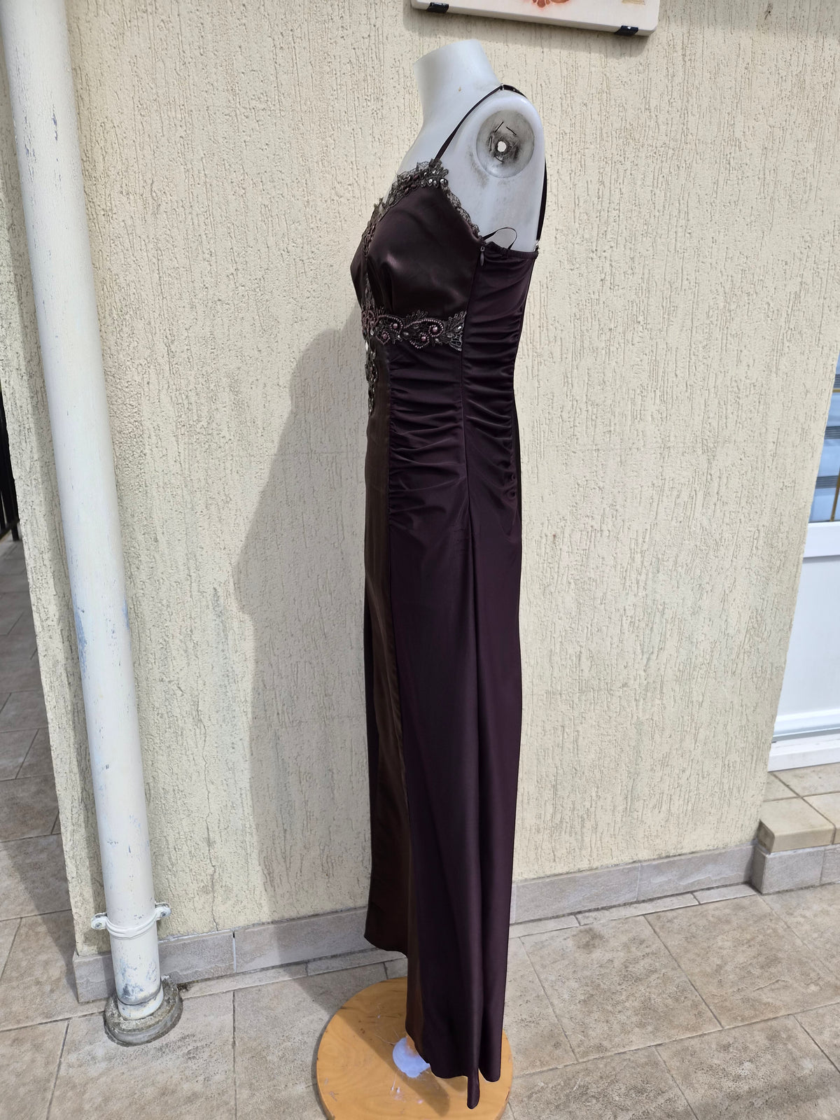Robe marron satin et broderies