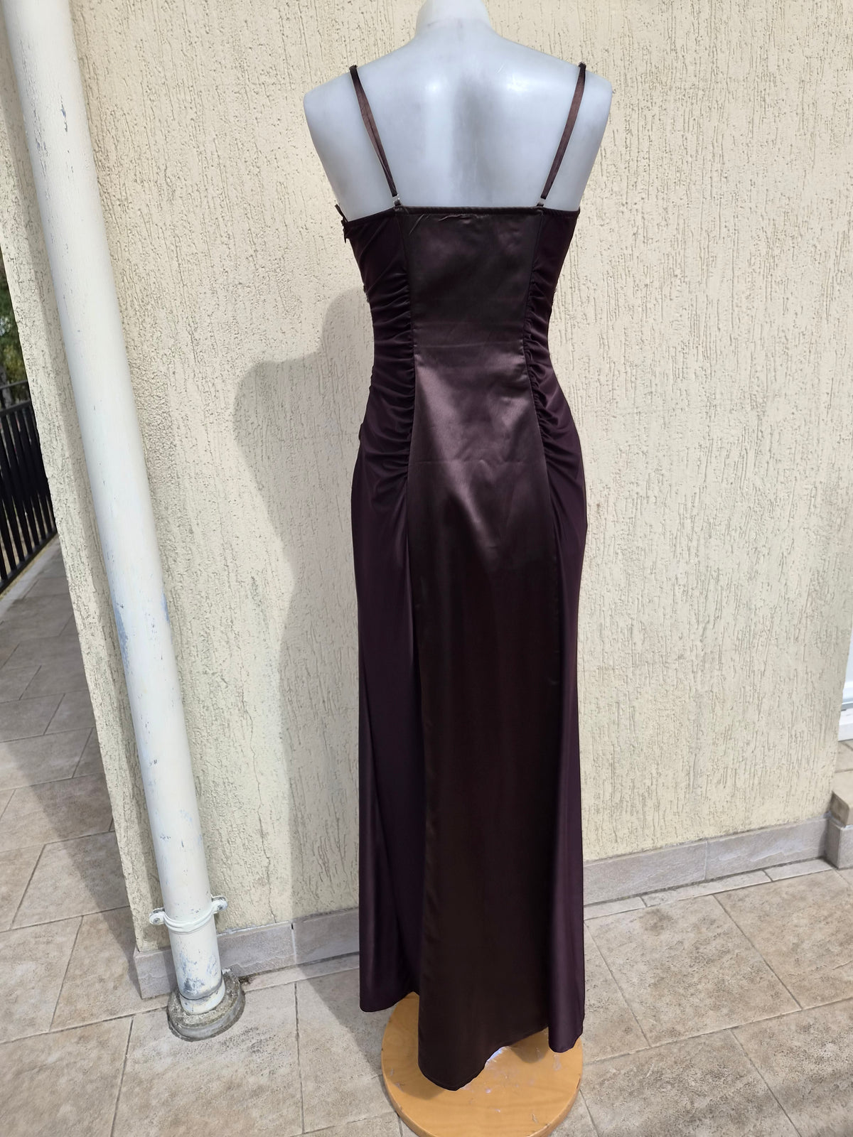 Robe marron satin et broderies
