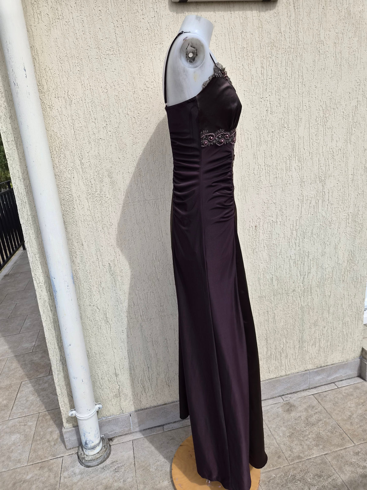 Robe marron satin et broderies