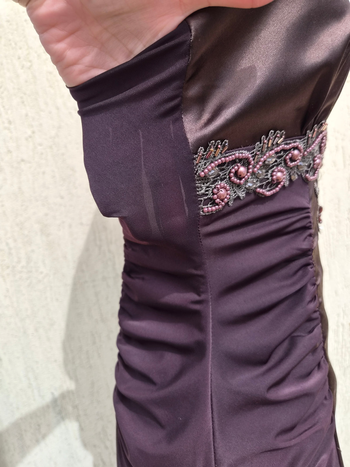 Robe marron satin et broderies
