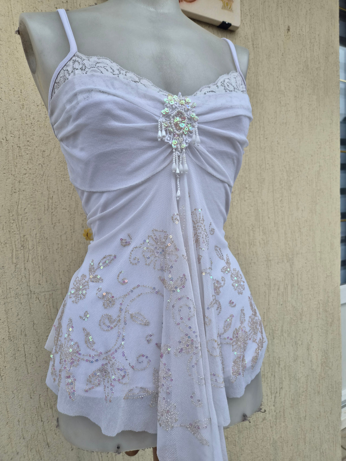 Haut blanc en voile asymétrique brodé