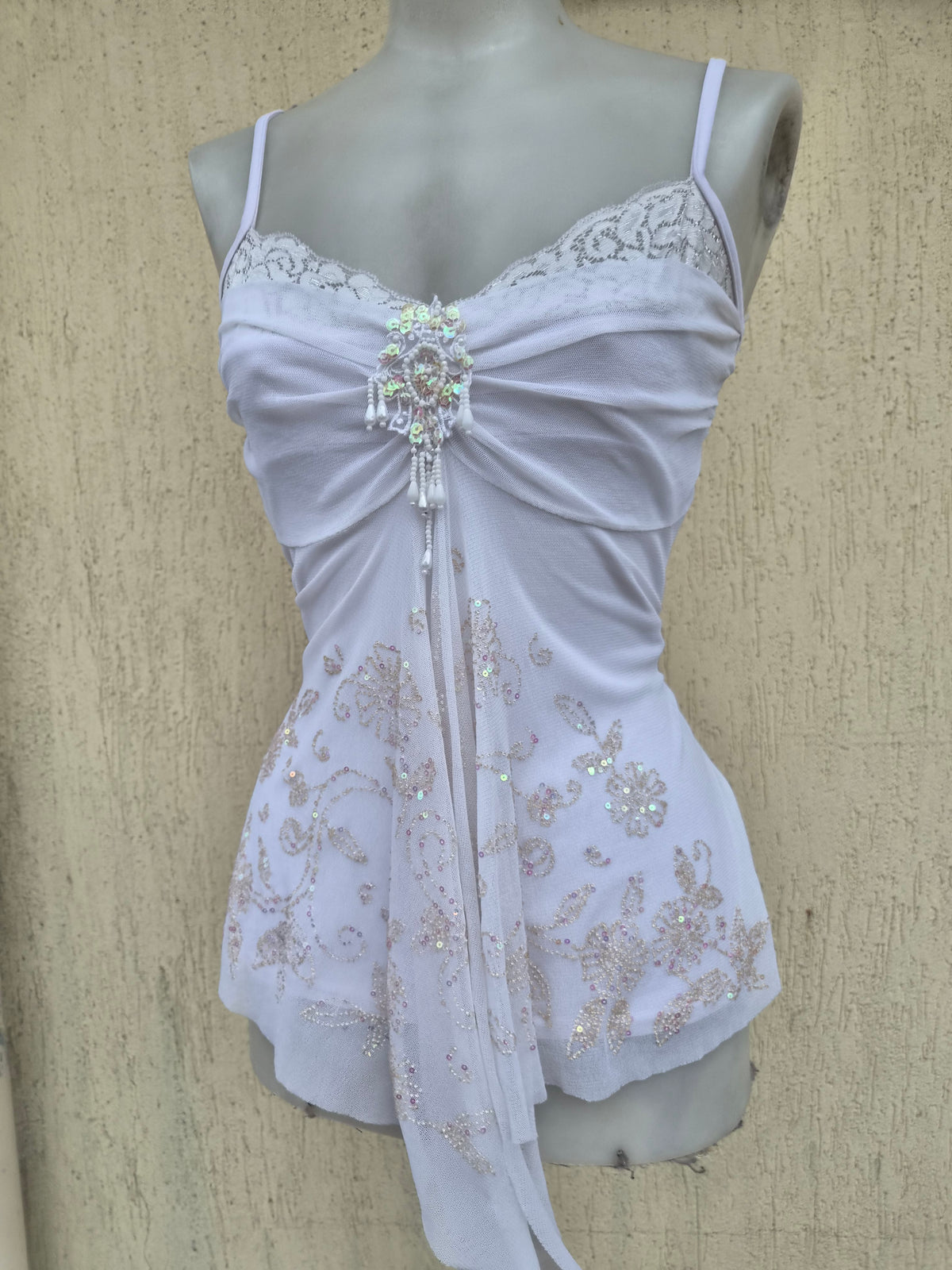 Haut blanc en voile asymétrique brodé