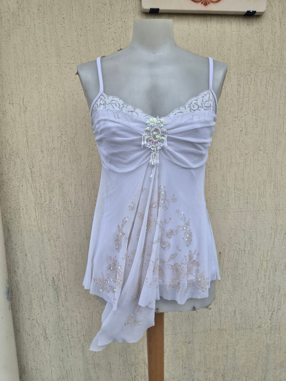 Haut blanc en voile asymétrique brodé