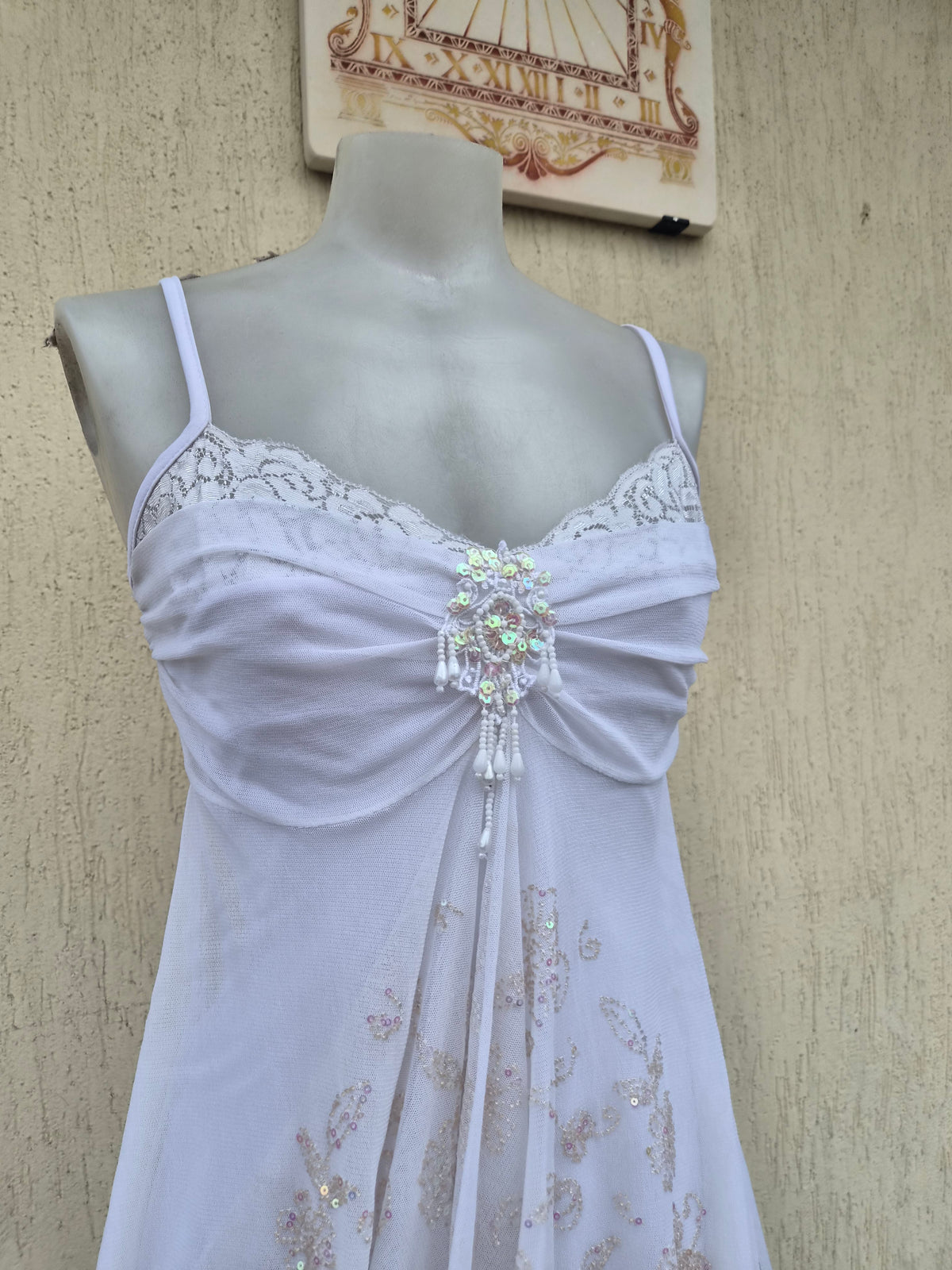 Haut blanc en voile asymétrique brodé