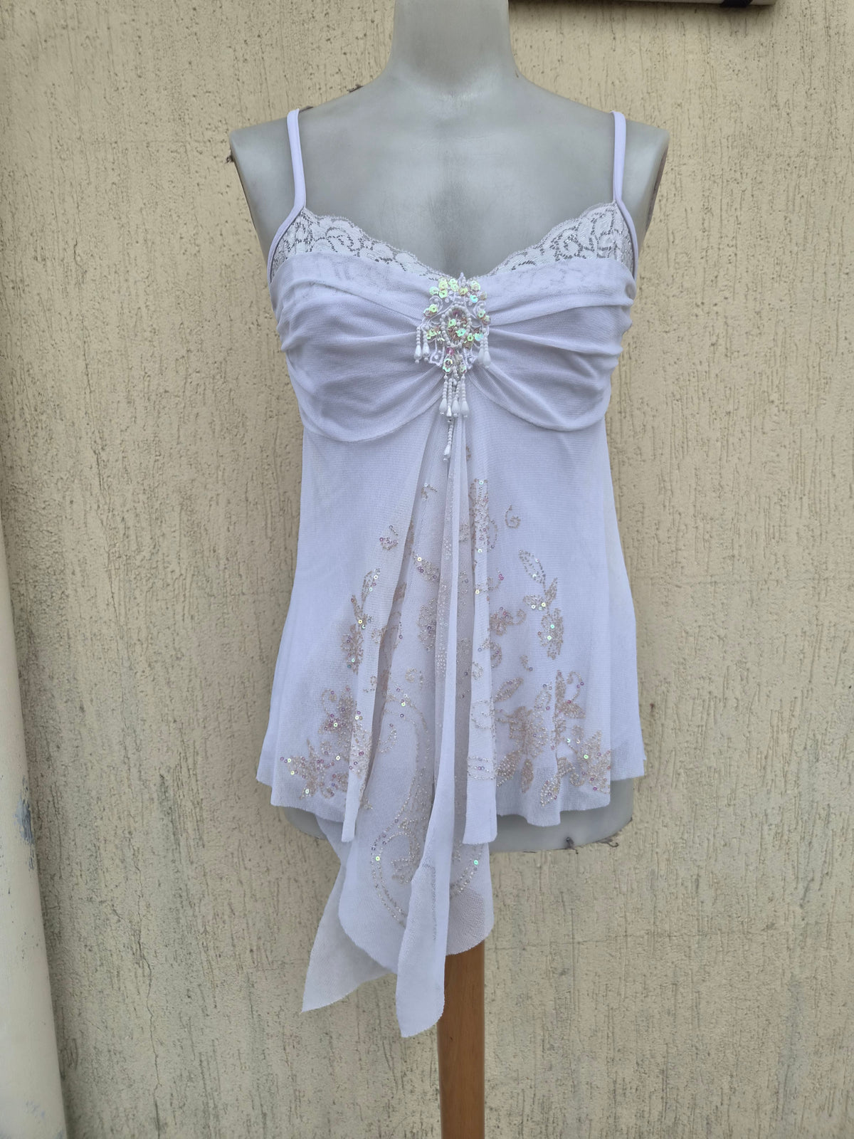 Haut blanc en voile asymétrique brodé