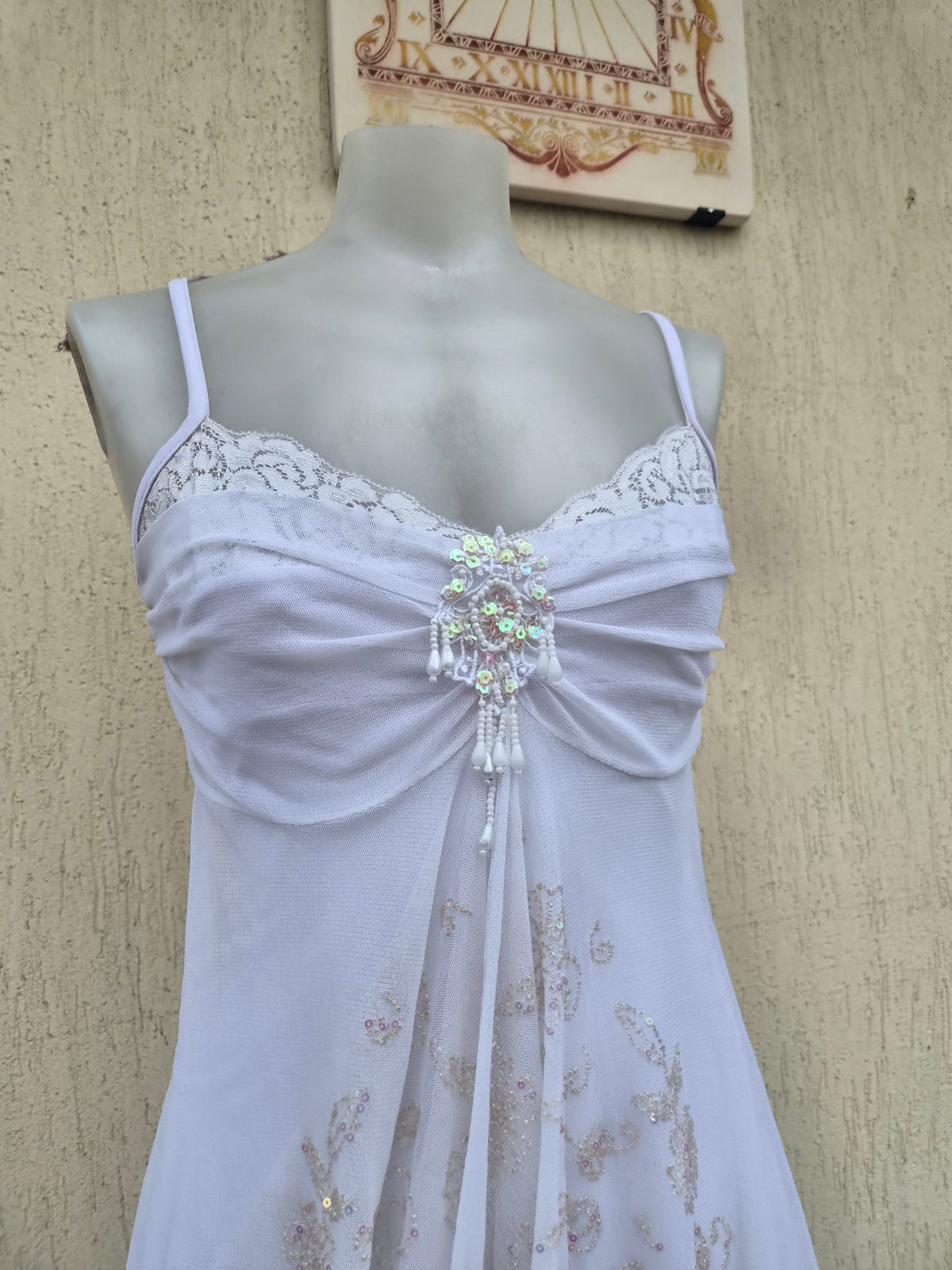 Haut blanc en voile asymétrique brodé