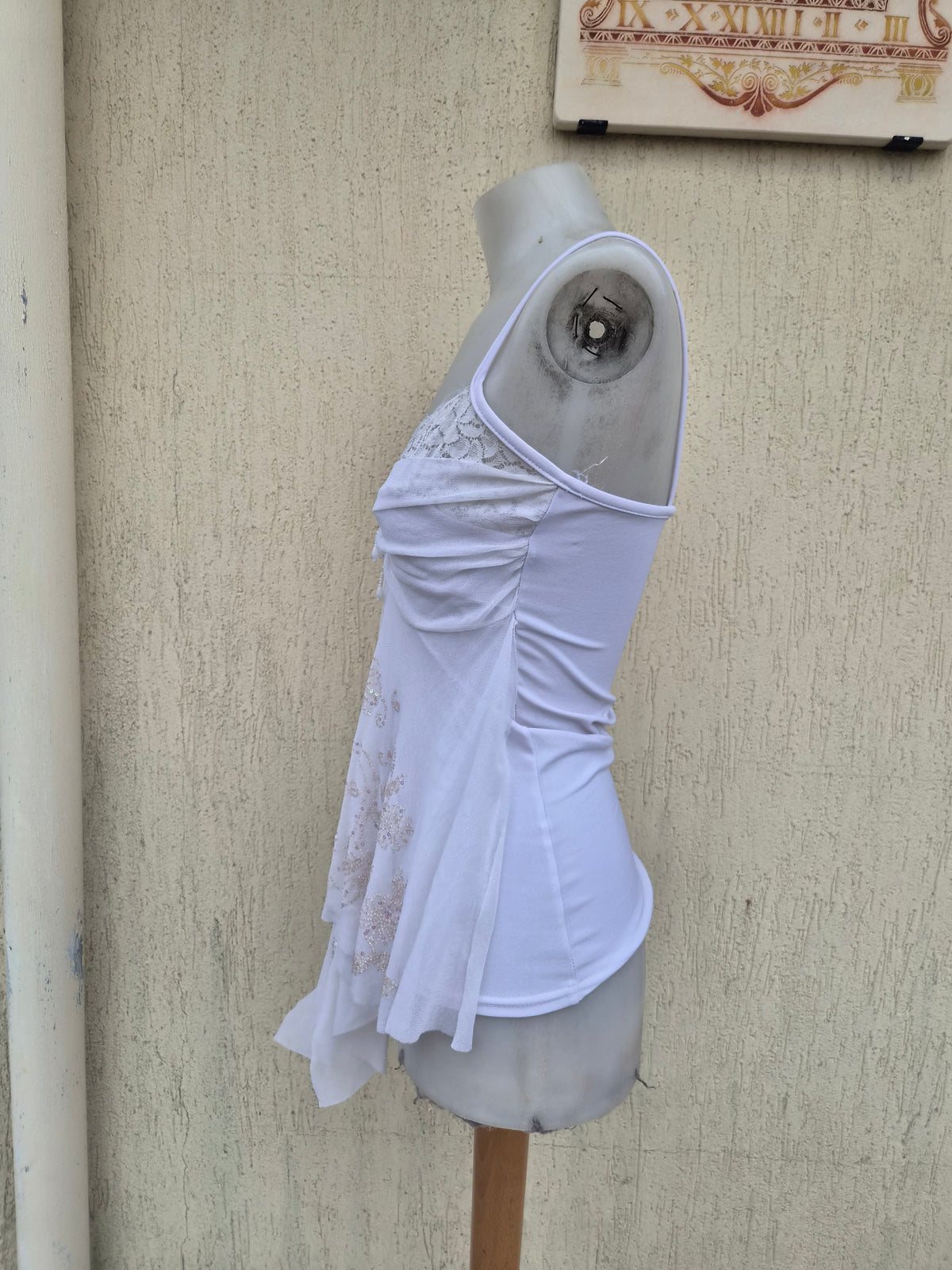 Haut blanc en voile asymétrique brodé