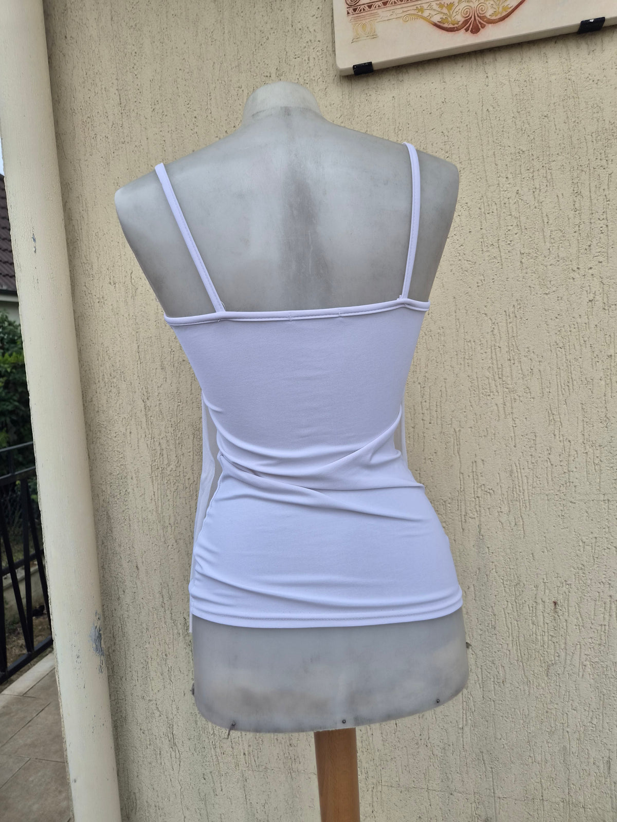 Haut blanc en voile asymétrique brodé