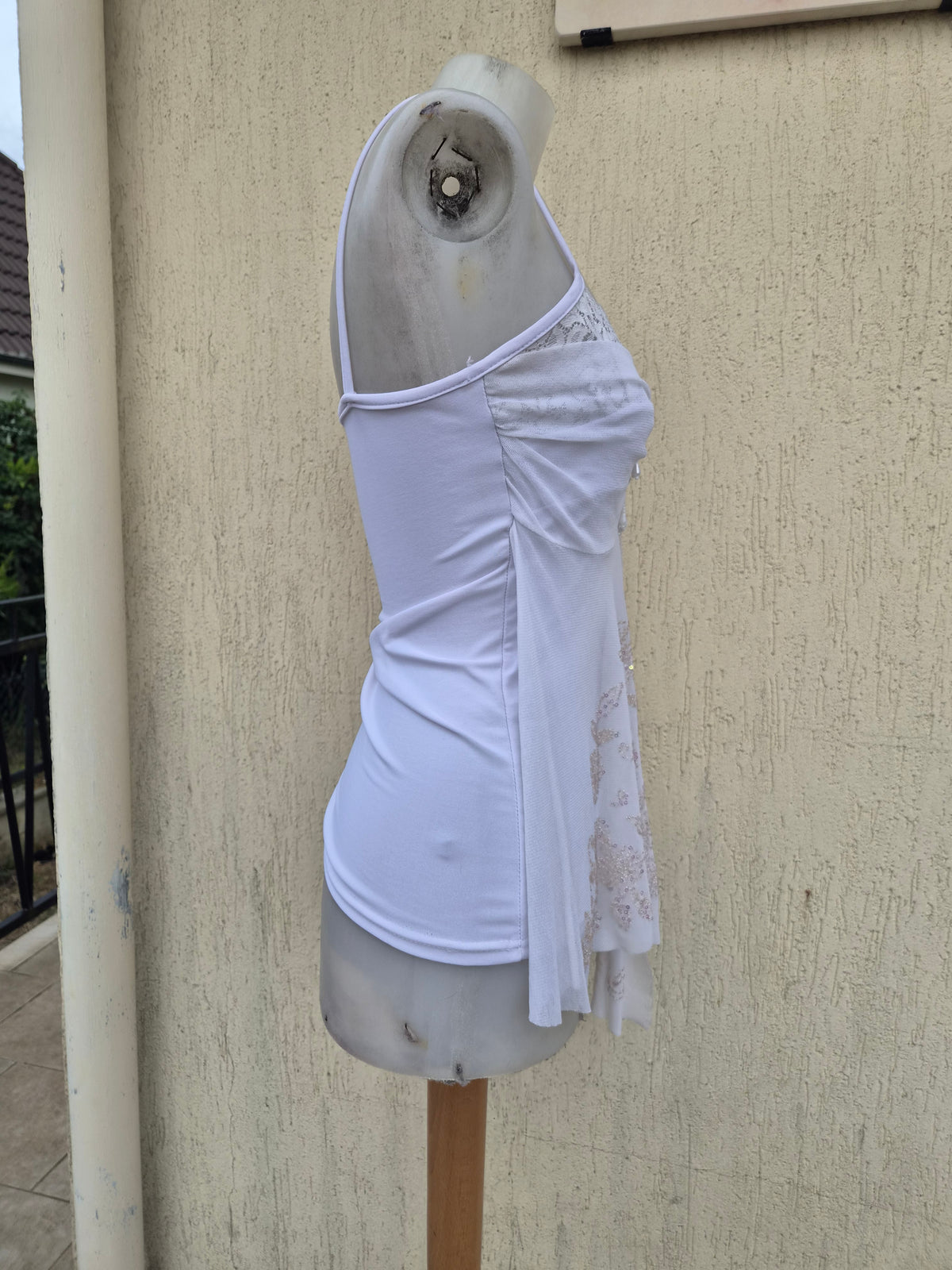 Haut blanc en voile asymétrique brodé