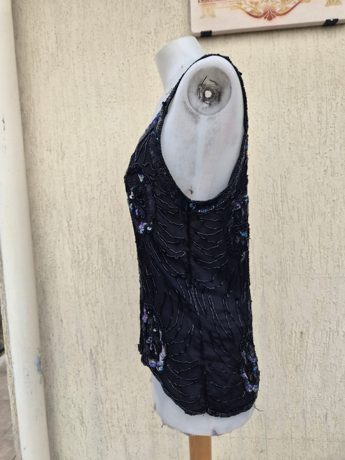 Haut noir en voile brodé
