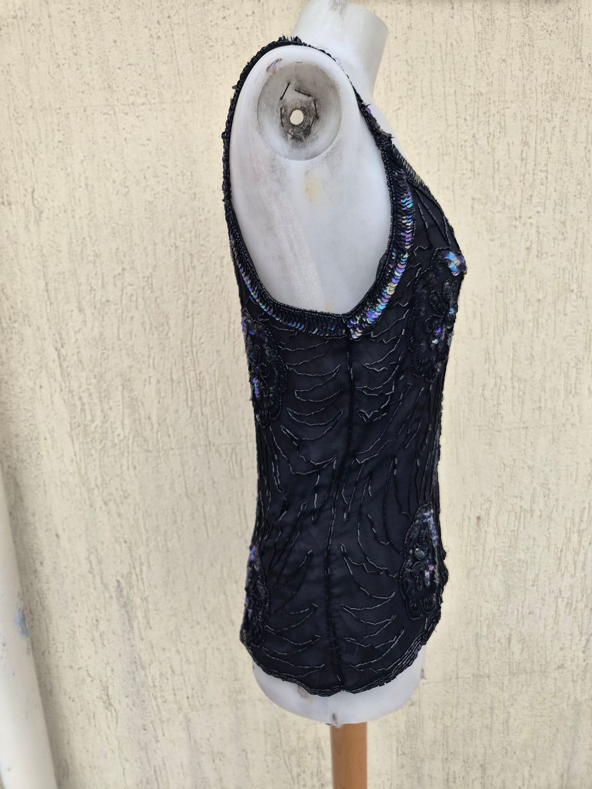 Haut noir en voile brodé
