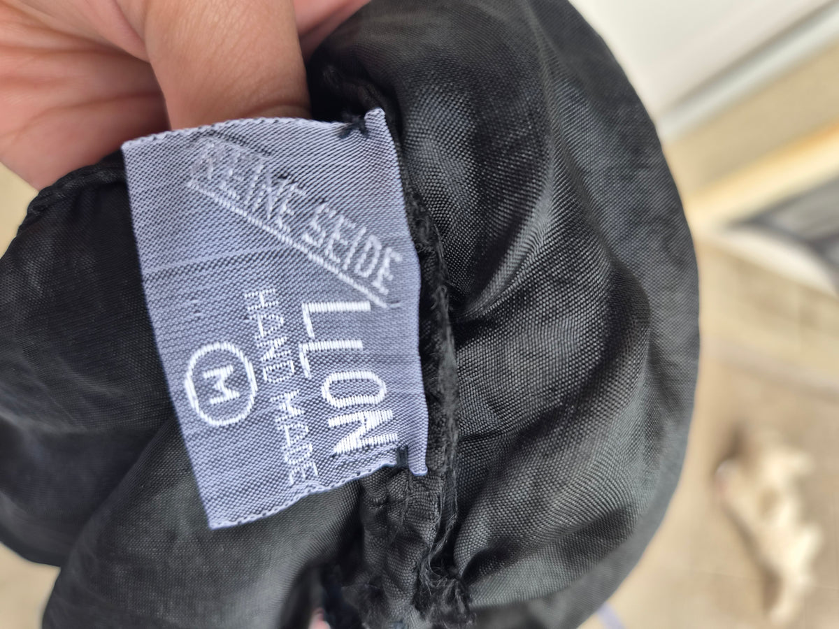 Haut noir en voile brodé