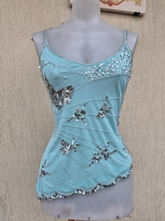 Haut bleu brodé de sequins argentés