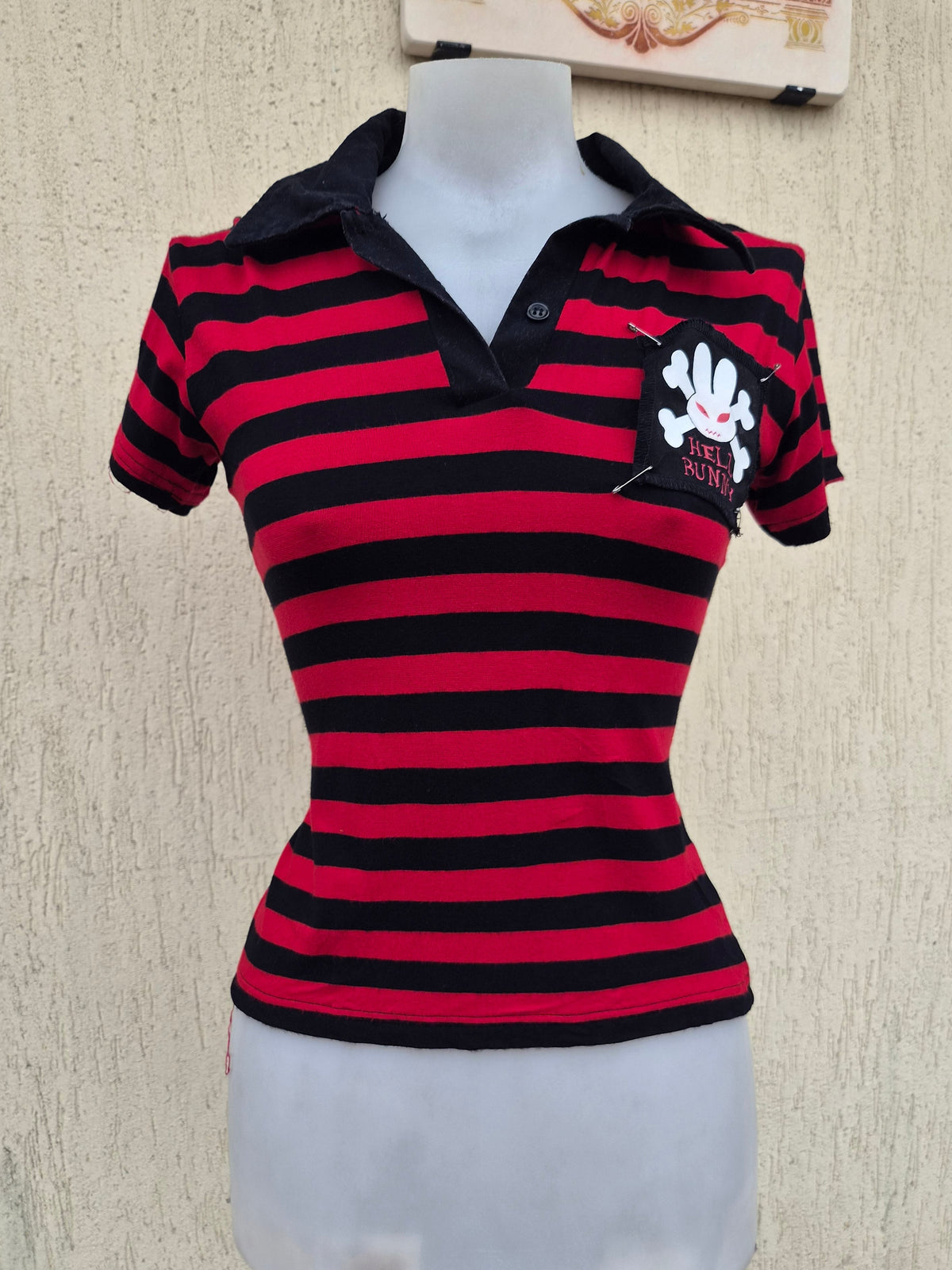 Haut rayé rouge et noir Hell Bunny