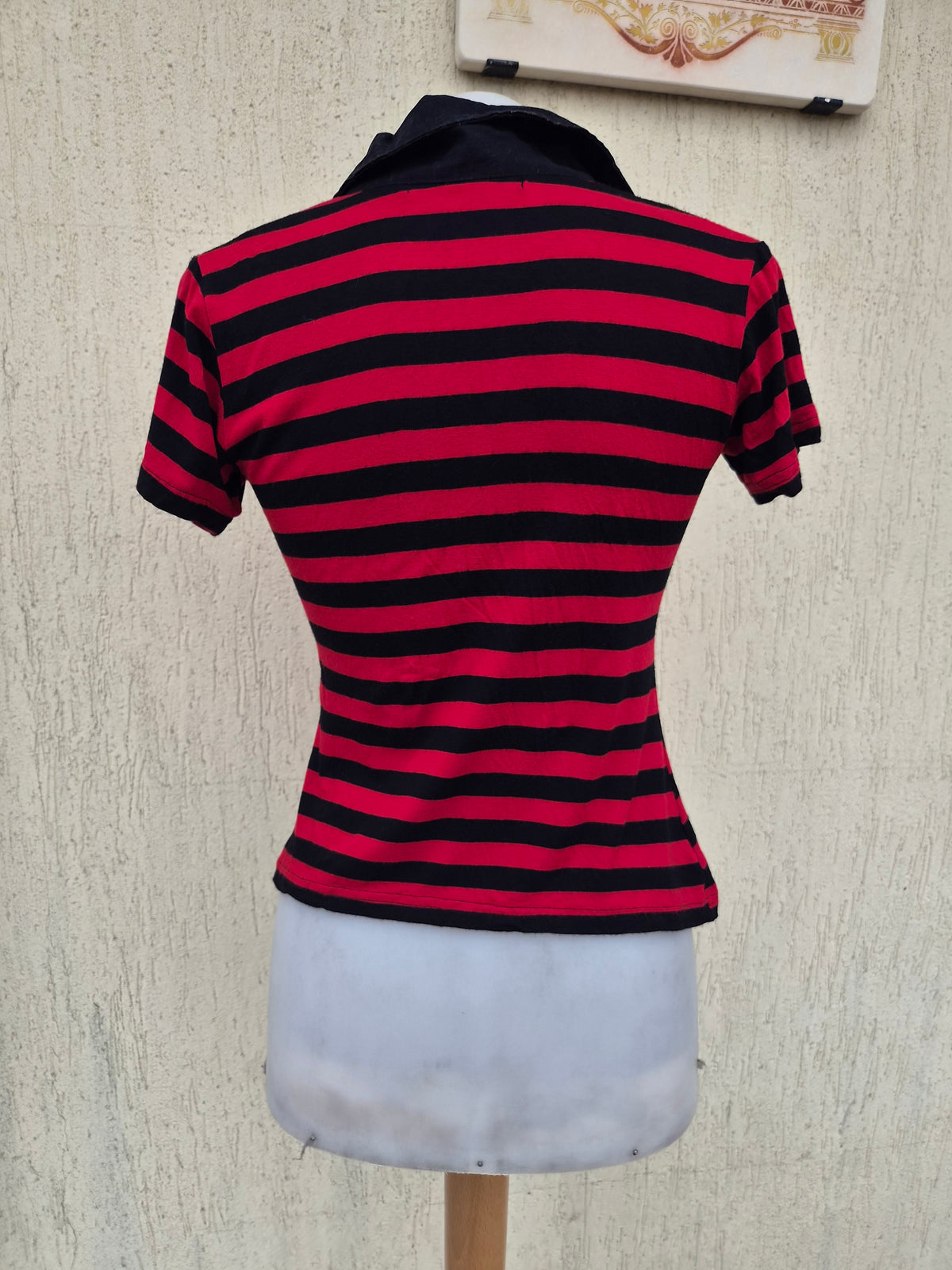 Haut rayé rouge et noir Hell Bunny