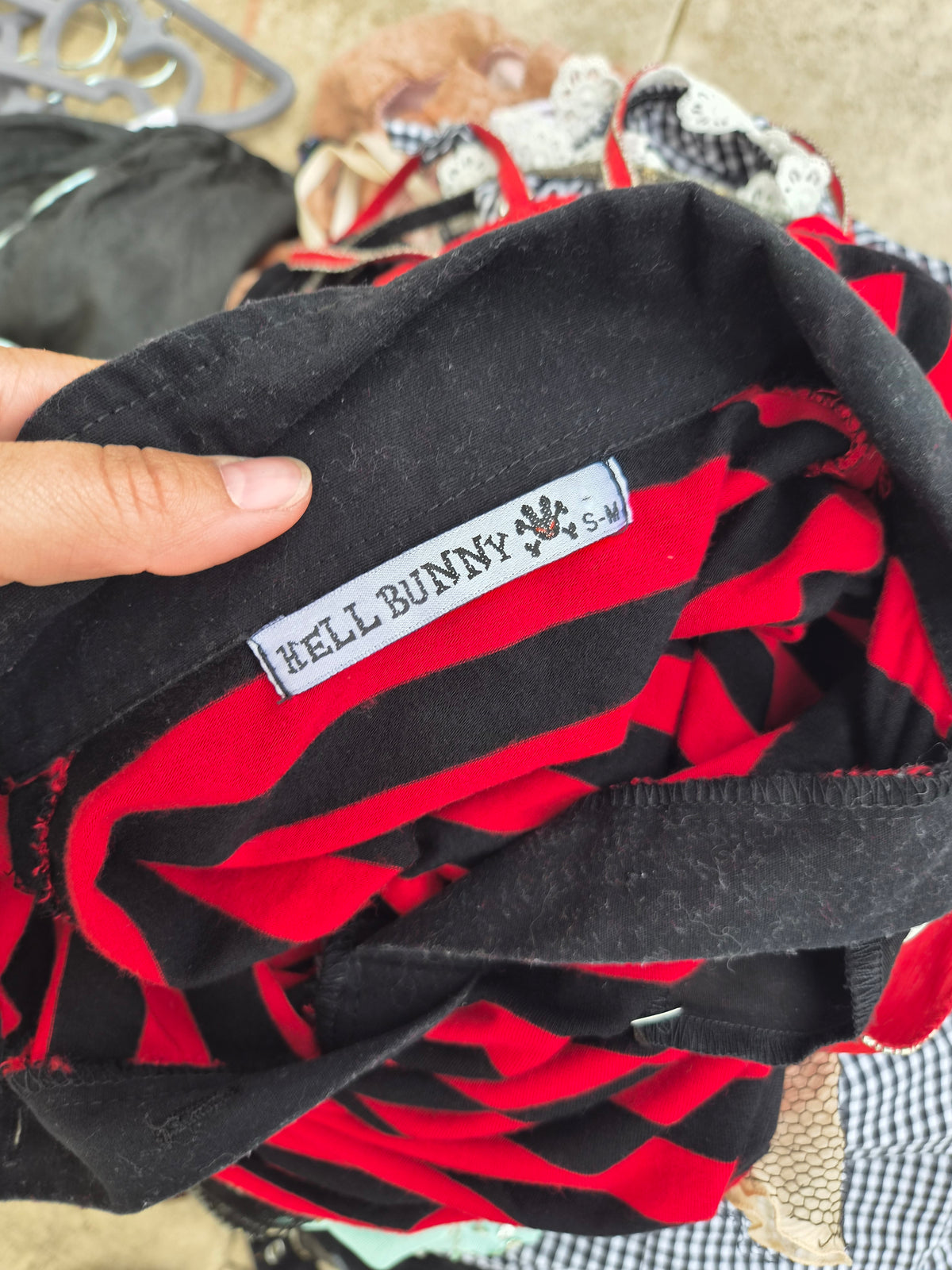 Haut rayé rouge et noir Hell Bunny
