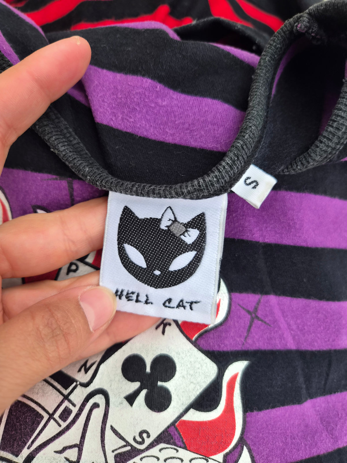 Haut rayé violet et noir Hell Cat