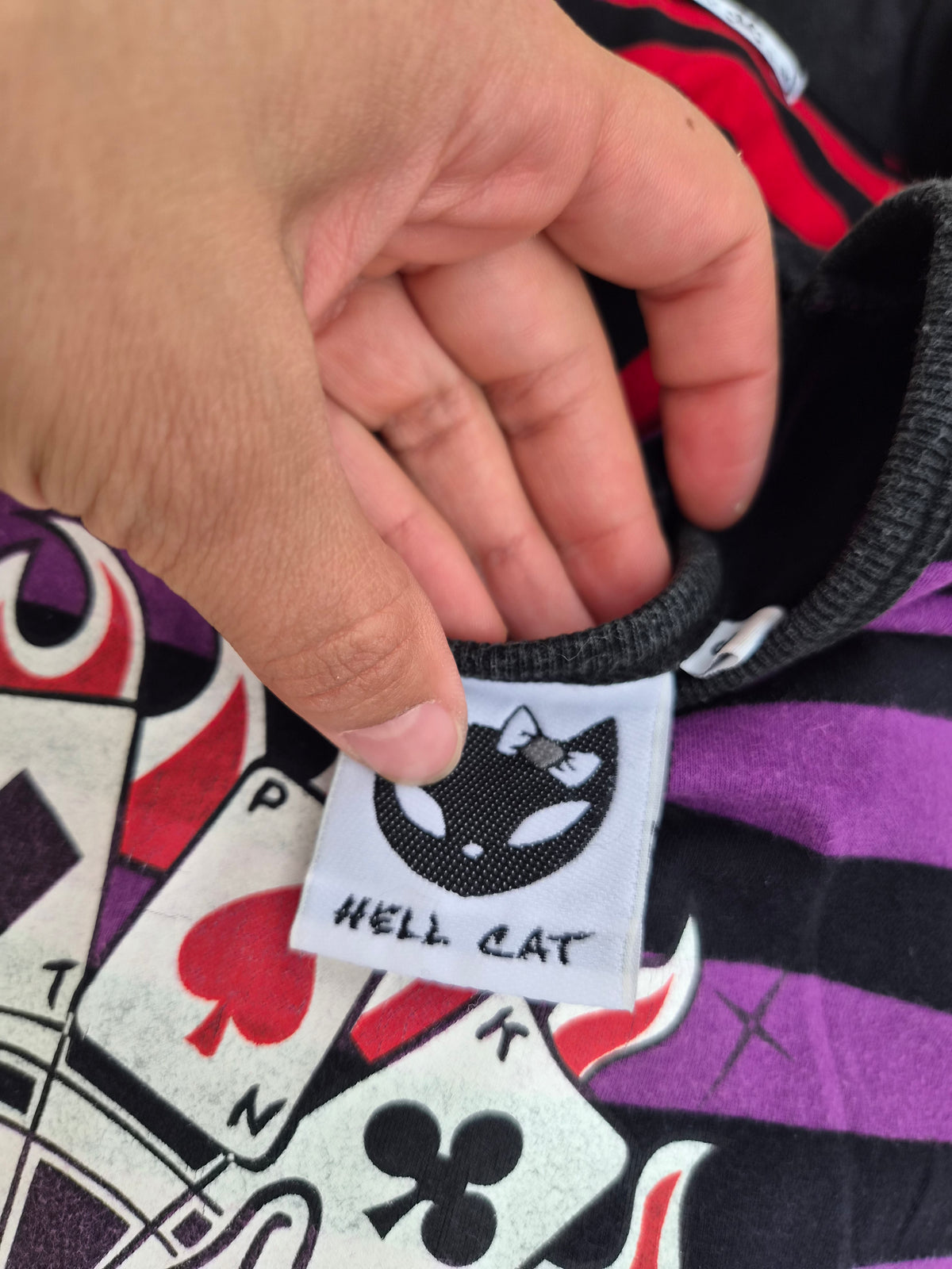 Haut rayé violet et noir Hell Cat