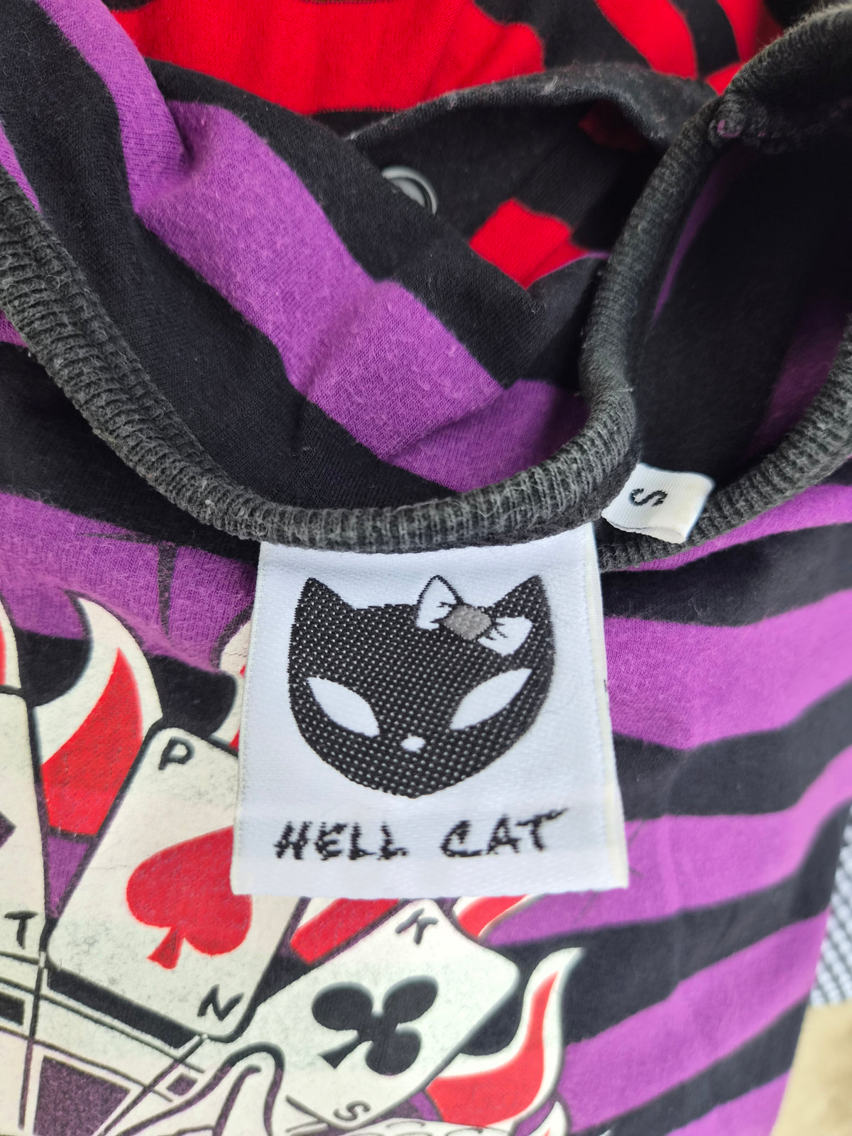 Haut rayé violet et noir Hell Cat