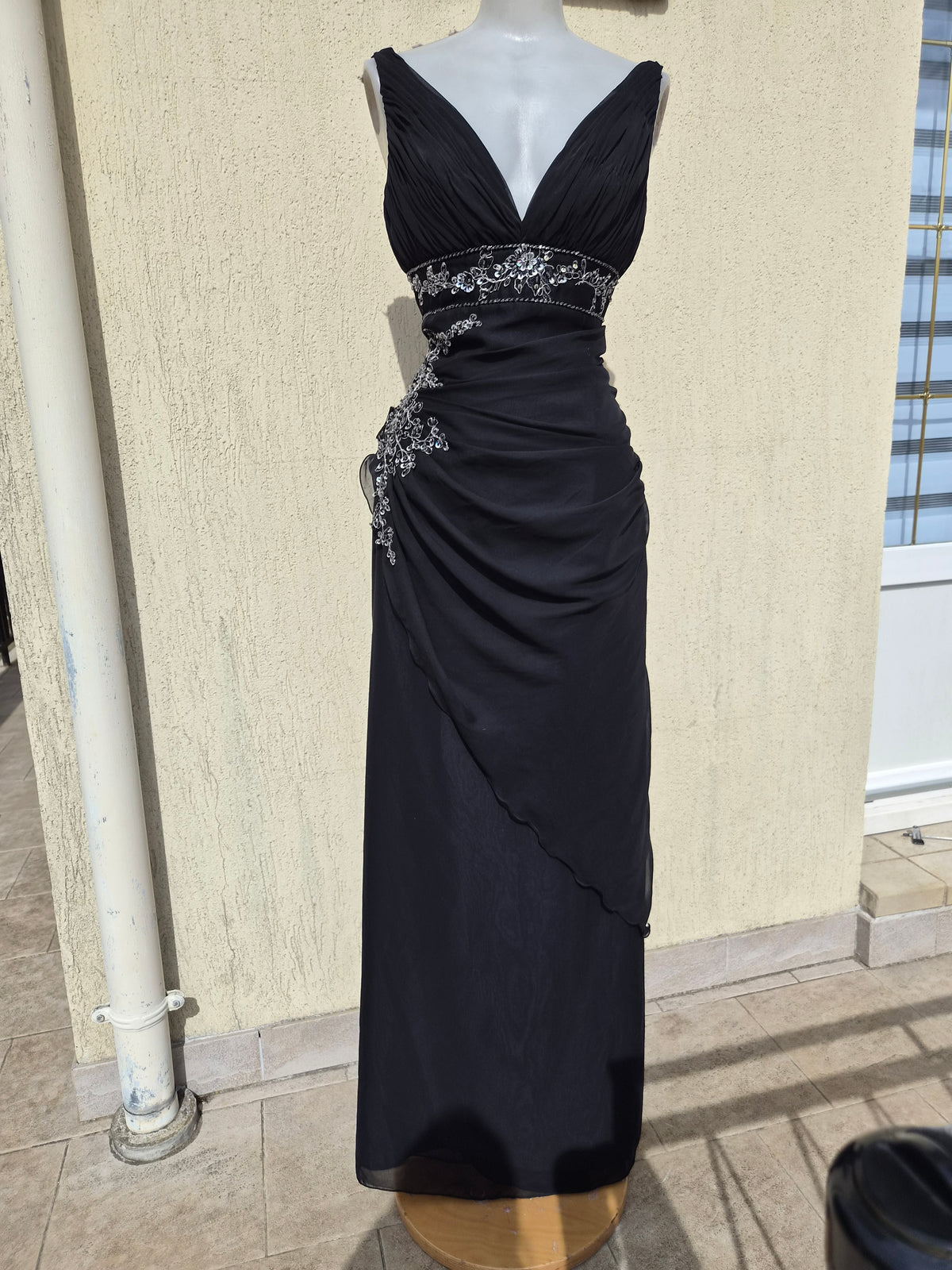 Robe noire détails brodés