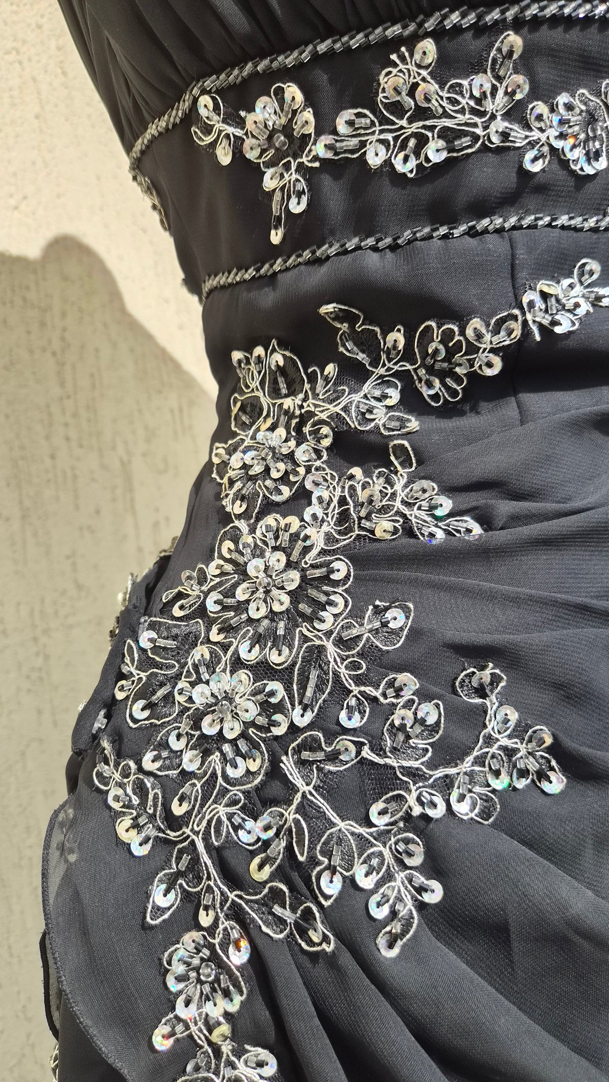 Robe noire détails brodés