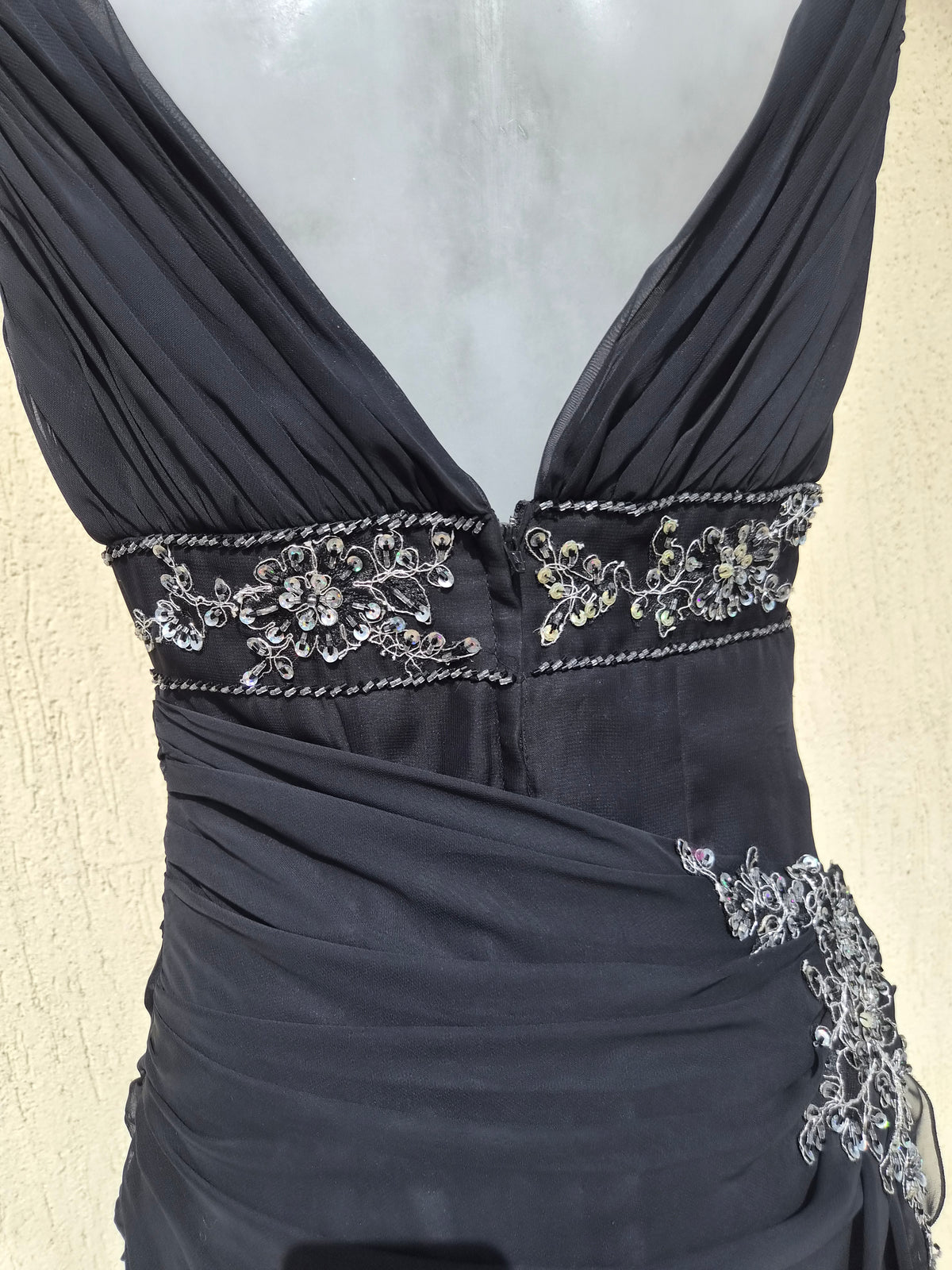 Robe noire détails brodés